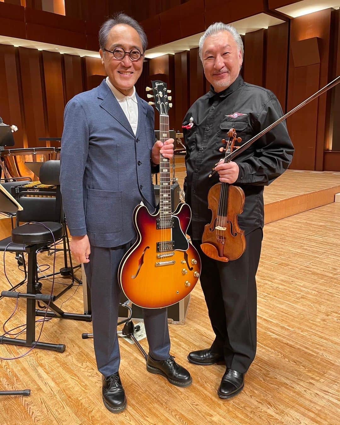 佐野史郎のインスタグラム：「福岡アクロス・ランチタイムコンサートvol.100 「室内防衛隊 VS 特撮音楽大進撃‼︎〜空想特撮シリーズ編〜」 無事、終了🎶 マロさん、#篠崎史紀 さんと。 #gibsonES335 、1700年代に作られた #stradivarius と並んでご満悦🎶」