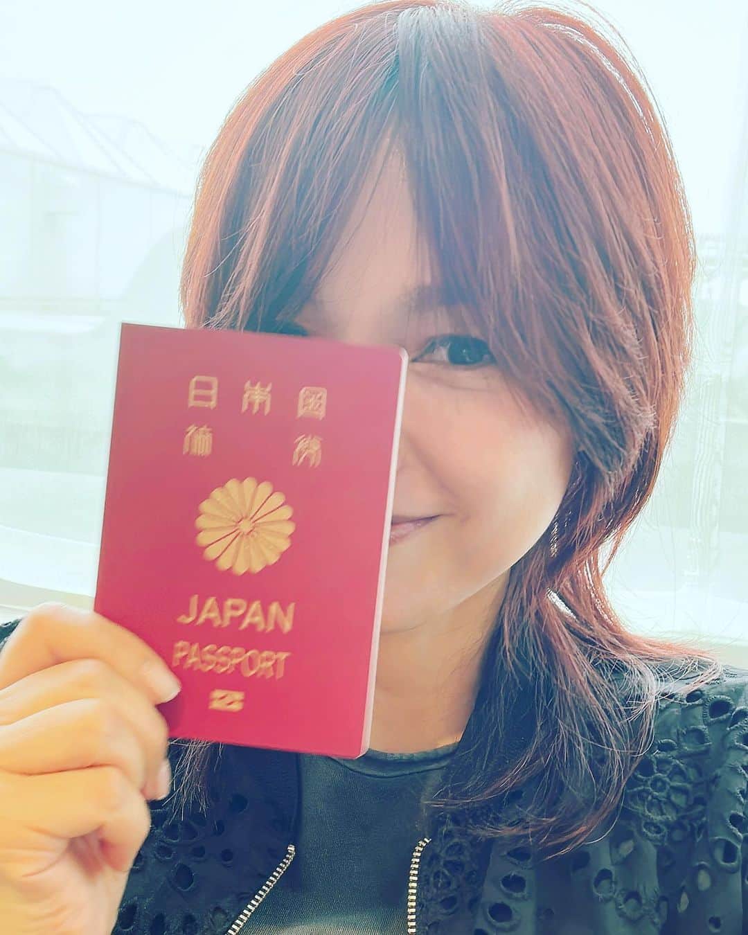 のインスタグラム：「冬のツアーから休みなく働いたので、夏のツアーのために一旦休暇を取ります。向こうで撮影もありますが、数日は休めるのでリフレッシュ、リセットして来ます。久しぶりの成田空港。  #久しぶりの #海外」