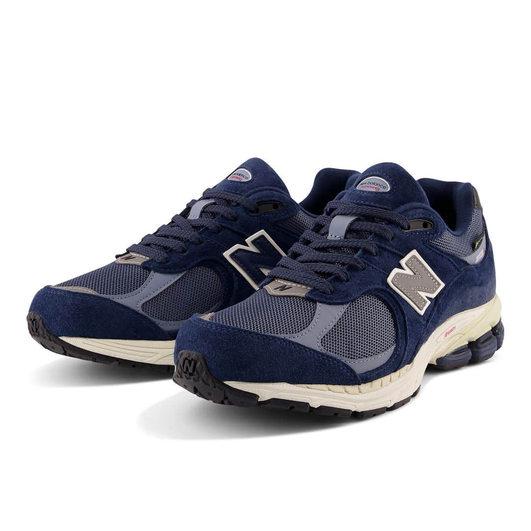 のインスタグラム：「・ ＜6/16Release＞   NEW BALANCE M2002RXF NAVY(F) ￥24,200  雨の日も快適なGORE-TEXを搭載した「M2002R」を、ニューバランスのヘリテージカラーと合わせやすい定番カラーで新色登場。2010年デビューのUSA製「MR2002」からインスパイアされた重厚なデザイン、N ERGYとABZORBを搭載した高性能ソールを組み合わせ、上質なヌバック/メッシュアッパーで仕上げました。  *店舗によって取り扱いサイズが異なる場合が御座います。  #abcmart #abcマート #abcgs #nb #newbalance #ニューバランス #M2002RXF #M2002RX #GORETEX」