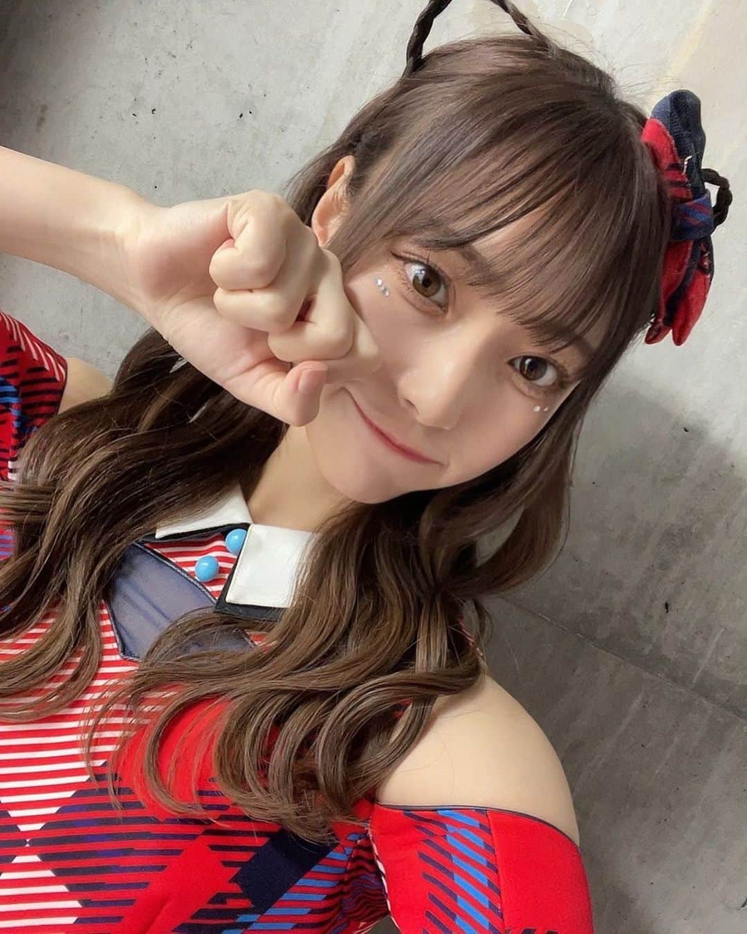川越紗彩のインスタグラム：「猫ヘアー🐈‍⬛☁️ ラメはかほがくれた⸜🙌🏻⸝‍ありがとう☺️🌟   #ngt48  #猫耳ヘア  #ヘアアレンジ  #巻き髪  #アイドル衣装  #ラメメイク」