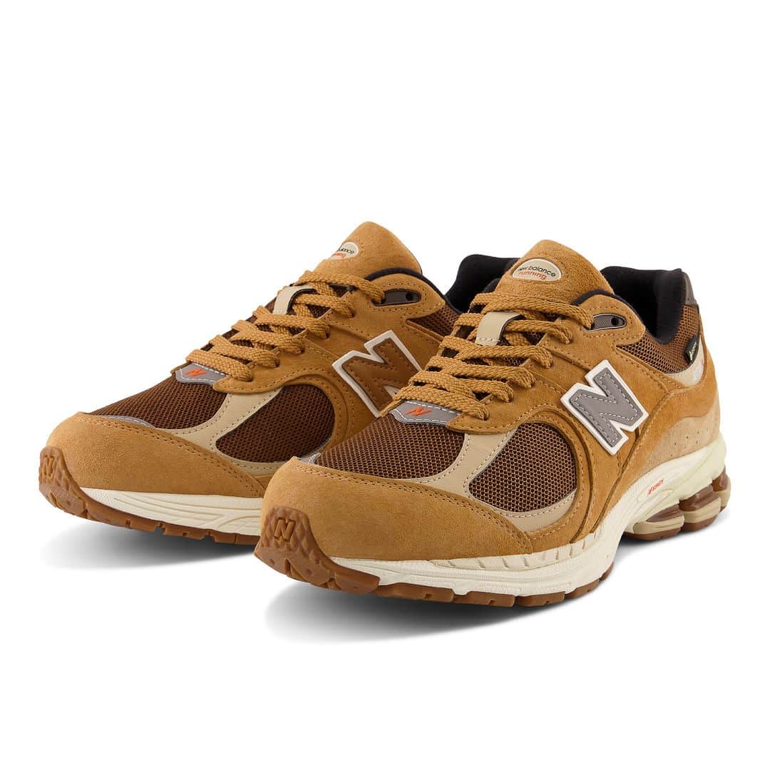 のインスタグラム：「・ ＜6/16Release＞   NEW BALANCE M2002RXG BROWN(G) ￥24,200  雨の日も快適なGORE-TEXを搭載した「M2002R」を、ニューバランスのヘリテージカラーと合わせやすい定番カラーで新色登場。2010年デビューのUSA製「MR2002」からインスパイアされた重厚なデザイン、N ERGYとABZORBを搭載した高性能ソールを組み合わせ、上質なヌバック/メッシュアッパーで仕上げました。  *店舗によって取り扱いサイズが異なる場合が御座います。  #abcmart #abcマート #abcgs #nb #newbalance #ニューバランス #M2002RXG #M2002RX #GORETEX」