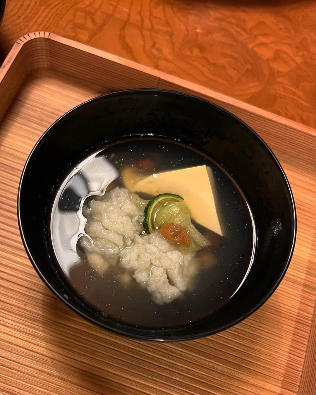 川島幸美さんのインスタグラム写真 - (川島幸美Instagram)「花街だった宮川町。 京都らしい雰囲気ある佇まいのご飯屋さん。 京都の旬な食材と日本の風情を感じるひとときでした✨ ひとつひとつの素材をしっかり際立たせた繊細なお料理❤︎  和食器もとても可愛く ビジュアルも楽しませてくれました🙏  お料理もアートも、作り手さんのこだわりが 詰まったものには感動がありますね🥺 ご馳走様でした🙏  これからの構想や企画のお話が弾んで、 最終新幹線を逃しちゃった💦」6月14日 18時12分 - yukimikawashima