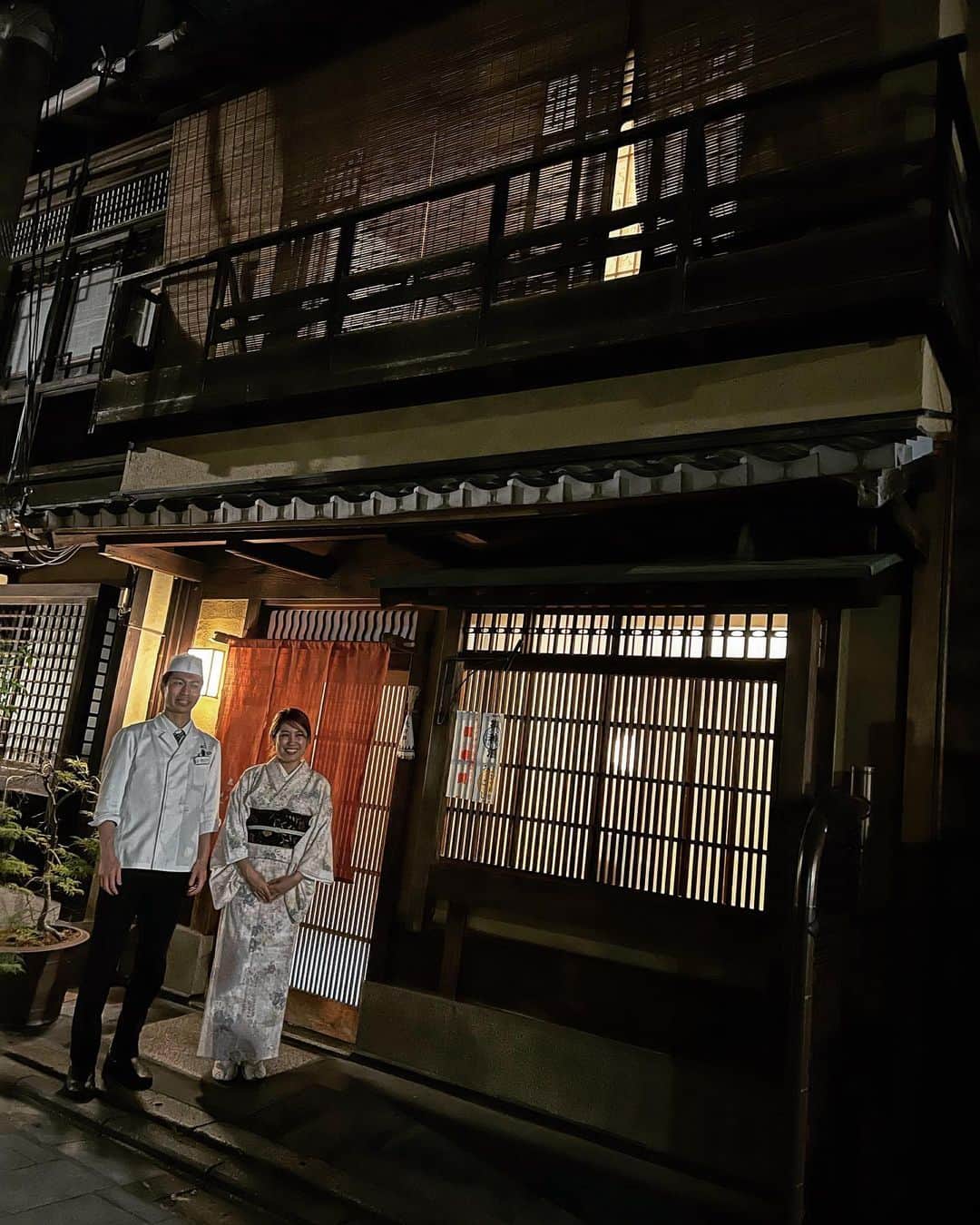 川島幸美のインスタグラム：「花街だった宮川町。 京都らしい雰囲気ある佇まいのご飯屋さん。 京都の旬な食材と日本の風情を感じるひとときでした✨ ひとつひとつの素材をしっかり際立たせた繊細なお料理❤︎  和食器もとても可愛く ビジュアルも楽しませてくれました🙏  お料理もアートも、作り手さんのこだわりが 詰まったものには感動がありますね🥺 ご馳走様でした🙏  これからの構想や企画のお話が弾んで、 最終新幹線を逃しちゃった💦」