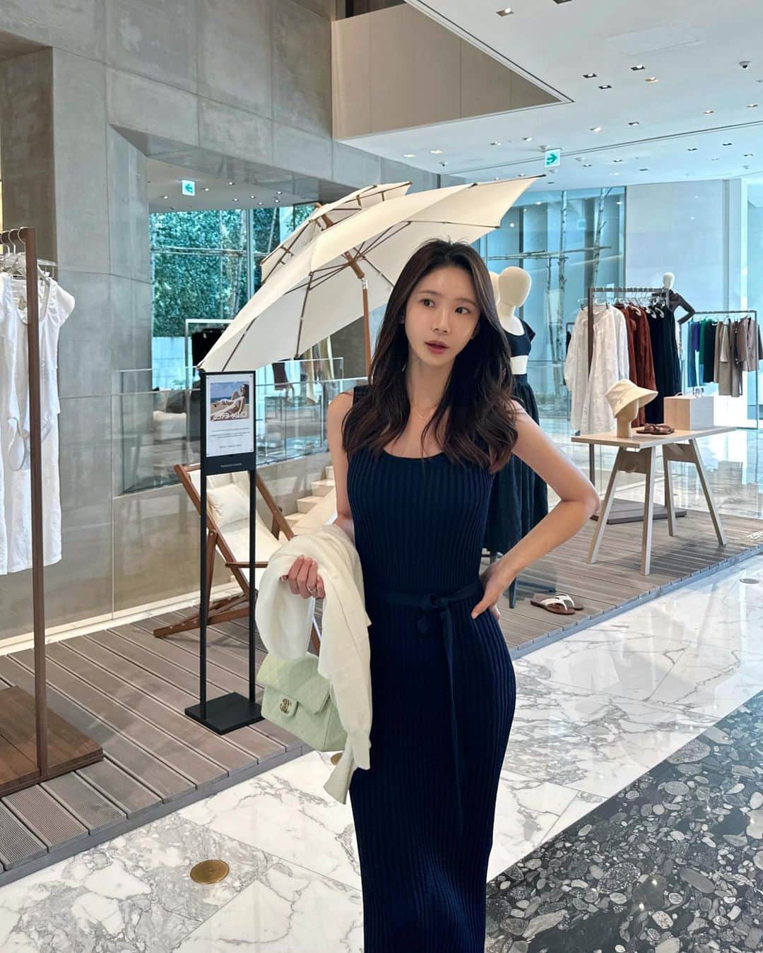 キム・ミニさんのインスタグラム写真 - (キム・ミニInstagram)「네이비 입어 본 뒤에 실측 재봤더니 딱 120 나와요 제 키는 165cm 전 컬러 이 길이로 진행되니 참고해주세요❤️  앞전 피드에 블랙 착용샷은 짧게 나온 샘플이어서 아담버전 찾으시거나 종아리 보이게 경쾌하게 입고 싶으신 분들이  10센치 정도 줄여입으시면 그런 느낌,  정상 길이는 아이스 드레스의 오리지널 - 맥시기장  딱 그 중간이라고 생각되네요!  일자로 시원하게 떨어지는 뒷트임 슬릿 덕분에  맥시한 길이감이지만 답답하지 않고 더 발랄하고 떽띠해요…😘  네이비의 매력은 장소마다 분위기가 다르게 느껴 진다는 것, 블랙이 깔끔하고 섹시하다면 네이비는 좀 더 발랄하고 화사한 분위기를 연출 할 수 있다는 것이죠!  4월부터 정말 오래 기다리셨어요….  70만원대 고가 원피스 못지 않은 완성도 가장 높은 드레스를 여러분께 제공해드린다고 약속할게요.   드디어 내일 만나요!  𝖨𝖼𝖾 𝖲𝗎𝗆𝗆𝖾𝗋 𝖲𝗊𝗎𝖺𝗋𝖾 𝖭𝖾𝖼𝗄 𝖣𝗋𝖾𝗌𝗌  #mimiwormade  #아이스스퀘어넥드레스」6月14日 18時05分 - mimiwor