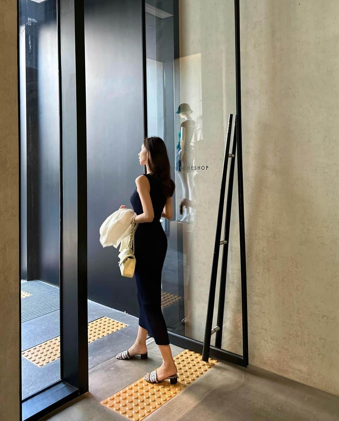 キム・ミニさんのインスタグラム写真 - (キム・ミニInstagram)「네이비 입어 본 뒤에 실측 재봤더니 딱 120 나와요 제 키는 165cm 전 컬러 이 길이로 진행되니 참고해주세요❤️  앞전 피드에 블랙 착용샷은 짧게 나온 샘플이어서 아담버전 찾으시거나 종아리 보이게 경쾌하게 입고 싶으신 분들이  10센치 정도 줄여입으시면 그런 느낌,  정상 길이는 아이스 드레스의 오리지널 - 맥시기장  딱 그 중간이라고 생각되네요!  일자로 시원하게 떨어지는 뒷트임 슬릿 덕분에  맥시한 길이감이지만 답답하지 않고 더 발랄하고 떽띠해요…😘  네이비의 매력은 장소마다 분위기가 다르게 느껴 진다는 것, 블랙이 깔끔하고 섹시하다면 네이비는 좀 더 발랄하고 화사한 분위기를 연출 할 수 있다는 것이죠!  4월부터 정말 오래 기다리셨어요….  70만원대 고가 원피스 못지 않은 완성도 가장 높은 드레스를 여러분께 제공해드린다고 약속할게요.   드디어 내일 만나요!  𝖨𝖼𝖾 𝖲𝗎𝗆𝗆𝖾𝗋 𝖲𝗊𝗎𝖺𝗋𝖾 𝖭𝖾𝖼𝗄 𝖣𝗋𝖾𝗌𝗌  #mimiwormade  #아이스스퀘어넥드레스」6月14日 18時05分 - mimiwor