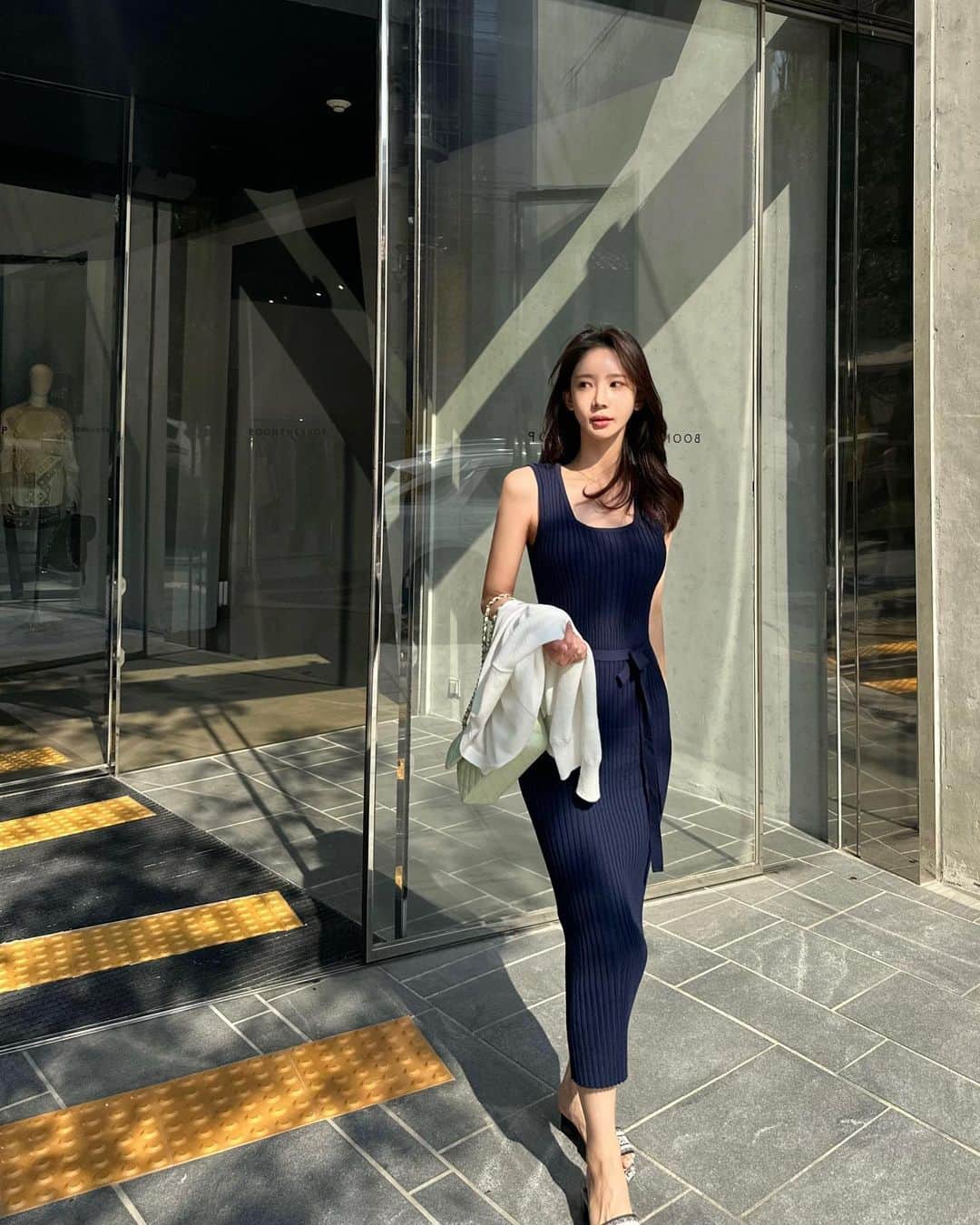 キム・ミニさんのインスタグラム写真 - (キム・ミニInstagram)「네이비 입어 본 뒤에 실측 재봤더니 딱 120 나와요 제 키는 165cm 전 컬러 이 길이로 진행되니 참고해주세요❤️  앞전 피드에 블랙 착용샷은 짧게 나온 샘플이어서 아담버전 찾으시거나 종아리 보이게 경쾌하게 입고 싶으신 분들이  10센치 정도 줄여입으시면 그런 느낌,  정상 길이는 아이스 드레스의 오리지널 - 맥시기장  딱 그 중간이라고 생각되네요!  일자로 시원하게 떨어지는 뒷트임 슬릿 덕분에  맥시한 길이감이지만 답답하지 않고 더 발랄하고 떽띠해요…😘  네이비의 매력은 장소마다 분위기가 다르게 느껴 진다는 것, 블랙이 깔끔하고 섹시하다면 네이비는 좀 더 발랄하고 화사한 분위기를 연출 할 수 있다는 것이죠!  4월부터 정말 오래 기다리셨어요….  70만원대 고가 원피스 못지 않은 완성도 가장 높은 드레스를 여러분께 제공해드린다고 약속할게요.   드디어 내일 만나요!  𝖨𝖼𝖾 𝖲𝗎𝗆𝗆𝖾𝗋 𝖲𝗊𝗎𝖺𝗋𝖾 𝖭𝖾𝖼𝗄 𝖣𝗋𝖾𝗌𝗌  #mimiwormade  #아이스스퀘어넥드레스」6月14日 18時05分 - mimiwor