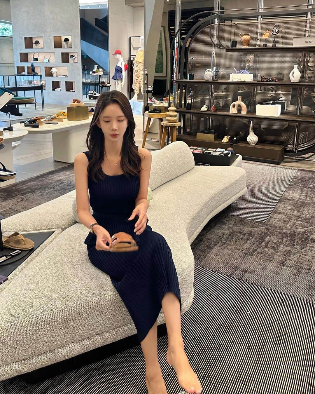 キム・ミニさんのインスタグラム写真 - (キム・ミニInstagram)「네이비 입어 본 뒤에 실측 재봤더니 딱 120 나와요 제 키는 165cm 전 컬러 이 길이로 진행되니 참고해주세요❤️  앞전 피드에 블랙 착용샷은 짧게 나온 샘플이어서 아담버전 찾으시거나 종아리 보이게 경쾌하게 입고 싶으신 분들이  10센치 정도 줄여입으시면 그런 느낌,  정상 길이는 아이스 드레스의 오리지널 - 맥시기장  딱 그 중간이라고 생각되네요!  일자로 시원하게 떨어지는 뒷트임 슬릿 덕분에  맥시한 길이감이지만 답답하지 않고 더 발랄하고 떽띠해요…😘  네이비의 매력은 장소마다 분위기가 다르게 느껴 진다는 것, 블랙이 깔끔하고 섹시하다면 네이비는 좀 더 발랄하고 화사한 분위기를 연출 할 수 있다는 것이죠!  4월부터 정말 오래 기다리셨어요….  70만원대 고가 원피스 못지 않은 완성도 가장 높은 드레스를 여러분께 제공해드린다고 약속할게요.   드디어 내일 만나요!  𝖨𝖼𝖾 𝖲𝗎𝗆𝗆𝖾𝗋 𝖲𝗊𝗎𝖺𝗋𝖾 𝖭𝖾𝖼𝗄 𝖣𝗋𝖾𝗌𝗌  #mimiwormade  #아이스스퀘어넥드레스」6月14日 18時05分 - mimiwor