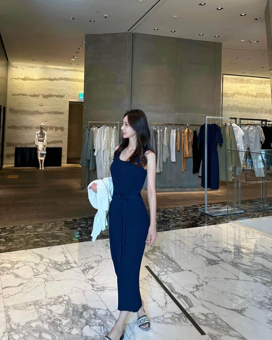 キム・ミニさんのインスタグラム写真 - (キム・ミニInstagram)「네이비 입어 본 뒤에 실측 재봤더니 딱 120 나와요 제 키는 165cm 전 컬러 이 길이로 진행되니 참고해주세요❤️  앞전 피드에 블랙 착용샷은 짧게 나온 샘플이어서 아담버전 찾으시거나 종아리 보이게 경쾌하게 입고 싶으신 분들이  10센치 정도 줄여입으시면 그런 느낌,  정상 길이는 아이스 드레스의 오리지널 - 맥시기장  딱 그 중간이라고 생각되네요!  일자로 시원하게 떨어지는 뒷트임 슬릿 덕분에  맥시한 길이감이지만 답답하지 않고 더 발랄하고 떽띠해요…😘  네이비의 매력은 장소마다 분위기가 다르게 느껴 진다는 것, 블랙이 깔끔하고 섹시하다면 네이비는 좀 더 발랄하고 화사한 분위기를 연출 할 수 있다는 것이죠!  4월부터 정말 오래 기다리셨어요….  70만원대 고가 원피스 못지 않은 완성도 가장 높은 드레스를 여러분께 제공해드린다고 약속할게요.   드디어 내일 만나요!  𝖨𝖼𝖾 𝖲𝗎𝗆𝗆𝖾𝗋 𝖲𝗊𝗎𝖺𝗋𝖾 𝖭𝖾𝖼𝗄 𝖣𝗋𝖾𝗌𝗌  #mimiwormade  #아이스스퀘어넥드레스」6月14日 18時05分 - mimiwor