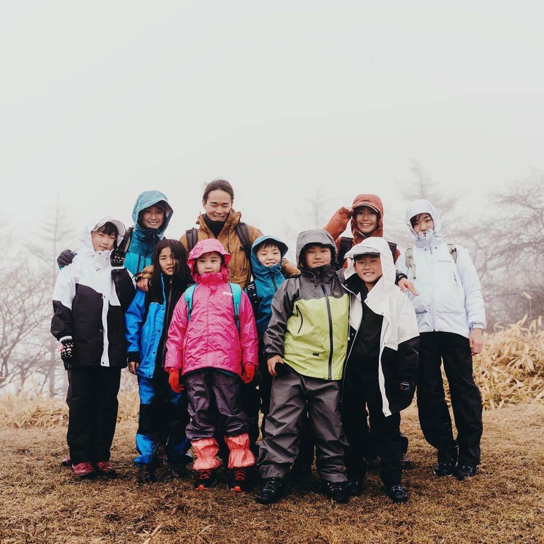 中瀬萌さんのインスタグラム写真 - (中瀬萌Instagram)「@gen.natureexperience  / @sanu_com 主催  少し時間が経ってしまいましたが。  ⁡山梨県八ヶ岳麓にて、ハイキング、アートワークを中心に今回も  @gen.natureexperience  とともにネイチャースクールを開催、アートの時間での講師をさせていただきました。三回目のプログラム。  ⁡ まずは初日、寒い霧の中の集合、早速ハイキングへ。 雨が嫌だ！の声を心配していたけれど、(大人だって雨なら今日は山はやめとこう、と、そんなこと言い出しがちだよね。)でも大人の心配をよそに、そんな状況と環境すらも 子供たちは楽しむ才能をもっている。  全員が泥だらけになり、土を触り、植物を集めて、 真っ白な霧と雨雲が、待ってましたとばかりに開ける瞬間とその光景を見た子供達の嬉しそうな表情が忘れられない。  そして、雨の午後は室内でパラコードのワークショップ。一本の紐がいくつもの役割を持ち、自分自身や、人を助けるお守りの役割になって欲しいという願いを込めて今回はこのワークショップを。  @b__bloom__  みさきちゃんのこのワークショップでみんな新しいスキルをゲット、山で、生活で使おう！ ⁡ そして最終日、アートの時間。 ⁡ 私の今回の子供達とのテーマは、 “ 触って見て確かめる、観察を想像と創造に変える “ ⁡ ⁡ 自分達で拾い集めた枝や葉、木の実を使って二つのアートワークを行いました。 ⁡ 一つ目は拾ってきたものを粘土に押し付けて石膏で型取り。サッと感覚で拾ってた植物はどんな葉脈や表皮、殻の形をしているのかを触って確かめる。お家に持って帰っても、この時拾ってきたものを触ってずっと思い出せるような壁飾りに。 ⁡ 二つ目は、自分のポスターを作りました。お題は、そっくりでも、そっくりでなくても、選んだその植物達を、とにかく自分の好きな姿、色で描く。好きに描いて良いんだ、と自分を信じること。 ⁡ 拾ってきたものを横に置きながら子供達からしか見れない視点でその姿を描きました。 ⁡ 子供達それぞれ、森をじっくりみつめることと同時に自分の感覚を磨くこと発見すること。 観察する。そうすることで物事や自然を知ることができ、自分の想像と創造力を育ててくれる土壌になることを願って。 ⁡ 子供達がもっと、もっと 自然にのなかにいることが自然になりますようにと想い続けて。 またずっとこの先も、みんなと共に、どっぷりと自然の中で時間を過ごしていきたい。土に触れてわたしたちは人間になる🌿  今回も共に行うことを提案してくれてありがとう。  主催  @gen.natureexperience  ⁡ photo @kosuke_kobayashi   主催・photo @isagi.f.de_le_rue  ⁡  support / teacher @b__bloom__ @nn.m___  この夏も、  @gen.natureexperience  にて Gen.nature school 2023 が開催！場所は浅間山にて！ またみんなと会えますように！」6月16日 17時30分 - moe0814n