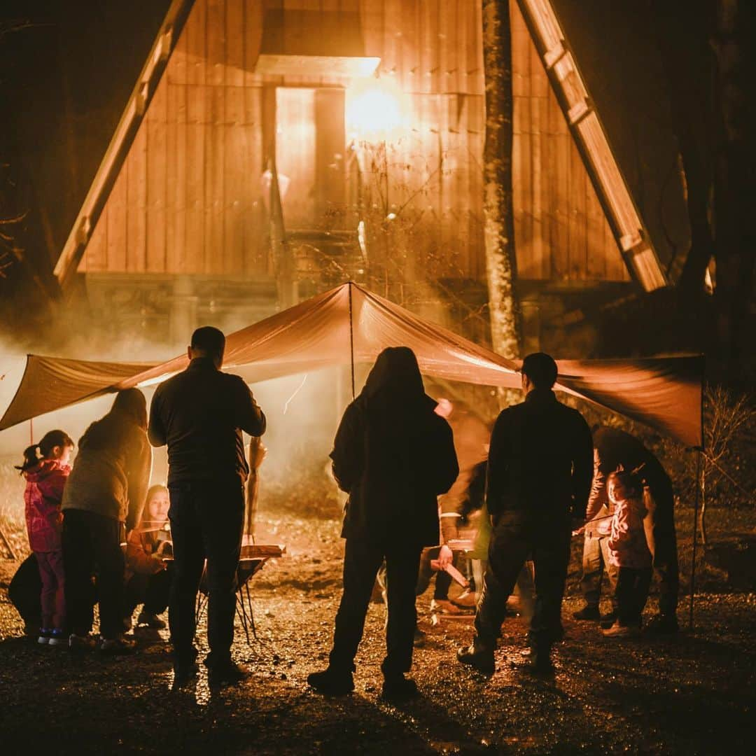 中瀬萌さんのインスタグラム写真 - (中瀬萌Instagram)「@gen.natureexperience  / @sanu_com 主催  少し時間が経ってしまいましたが。  ⁡山梨県八ヶ岳麓にて、ハイキング、アートワークを中心に今回も  @gen.natureexperience  とともにネイチャースクールを開催、アートの時間での講師をさせていただきました。三回目のプログラム。  ⁡ まずは初日、寒い霧の中の集合、早速ハイキングへ。 雨が嫌だ！の声を心配していたけれど、(大人だって雨なら今日は山はやめとこう、と、そんなこと言い出しがちだよね。)でも大人の心配をよそに、そんな状況と環境すらも 子供たちは楽しむ才能をもっている。  全員が泥だらけになり、土を触り、植物を集めて、 真っ白な霧と雨雲が、待ってましたとばかりに開ける瞬間とその光景を見た子供達の嬉しそうな表情が忘れられない。  そして、雨の午後は室内でパラコードのワークショップ。一本の紐がいくつもの役割を持ち、自分自身や、人を助けるお守りの役割になって欲しいという願いを込めて今回はこのワークショップを。  @b__bloom__  みさきちゃんのこのワークショップでみんな新しいスキルをゲット、山で、生活で使おう！ ⁡ そして最終日、アートの時間。 ⁡ 私の今回の子供達とのテーマは、 “ 触って見て確かめる、観察を想像と創造に変える “ ⁡ ⁡ 自分達で拾い集めた枝や葉、木の実を使って二つのアートワークを行いました。 ⁡ 一つ目は拾ってきたものを粘土に押し付けて石膏で型取り。サッと感覚で拾ってた植物はどんな葉脈や表皮、殻の形をしているのかを触って確かめる。お家に持って帰っても、この時拾ってきたものを触ってずっと思い出せるような壁飾りに。 ⁡ 二つ目は、自分のポスターを作りました。お題は、そっくりでも、そっくりでなくても、選んだその植物達を、とにかく自分の好きな姿、色で描く。好きに描いて良いんだ、と自分を信じること。 ⁡ 拾ってきたものを横に置きながら子供達からしか見れない視点でその姿を描きました。 ⁡ 子供達それぞれ、森をじっくりみつめることと同時に自分の感覚を磨くこと発見すること。 観察する。そうすることで物事や自然を知ることができ、自分の想像と創造力を育ててくれる土壌になることを願って。 ⁡ 子供達がもっと、もっと 自然にのなかにいることが自然になりますようにと想い続けて。 またずっとこの先も、みんなと共に、どっぷりと自然の中で時間を過ごしていきたい。土に触れてわたしたちは人間になる🌿  今回も共に行うことを提案してくれてありがとう。  主催  @gen.natureexperience  ⁡ photo @kosuke_kobayashi   主催・photo @isagi.f.de_le_rue  ⁡  support / teacher @b__bloom__ @nn.m___  この夏も、  @gen.natureexperience  にて Gen.nature school 2023 が開催！場所は浅間山にて！ またみんなと会えますように！」6月16日 17時30分 - moe0814n