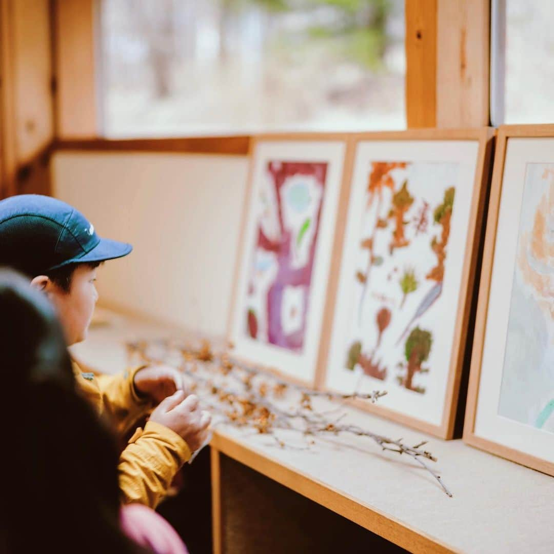 中瀬萌さんのインスタグラム写真 - (中瀬萌Instagram)「@gen.natureexperience  / @sanu_com 主催  少し時間が経ってしまいましたが。  ⁡山梨県八ヶ岳麓にて、ハイキング、アートワークを中心に今回も  @gen.natureexperience  とともにネイチャースクールを開催、アートの時間での講師をさせていただきました。三回目のプログラム。  ⁡ まずは初日、寒い霧の中の集合、早速ハイキングへ。 雨が嫌だ！の声を心配していたけれど、(大人だって雨なら今日は山はやめとこう、と、そんなこと言い出しがちだよね。)でも大人の心配をよそに、そんな状況と環境すらも 子供たちは楽しむ才能をもっている。  全員が泥だらけになり、土を触り、植物を集めて、 真っ白な霧と雨雲が、待ってましたとばかりに開ける瞬間とその光景を見た子供達の嬉しそうな表情が忘れられない。  そして、雨の午後は室内でパラコードのワークショップ。一本の紐がいくつもの役割を持ち、自分自身や、人を助けるお守りの役割になって欲しいという願いを込めて今回はこのワークショップを。  @b__bloom__  みさきちゃんのこのワークショップでみんな新しいスキルをゲット、山で、生活で使おう！ ⁡ そして最終日、アートの時間。 ⁡ 私の今回の子供達とのテーマは、 “ 触って見て確かめる、観察を想像と創造に変える “ ⁡ ⁡ 自分達で拾い集めた枝や葉、木の実を使って二つのアートワークを行いました。 ⁡ 一つ目は拾ってきたものを粘土に押し付けて石膏で型取り。サッと感覚で拾ってた植物はどんな葉脈や表皮、殻の形をしているのかを触って確かめる。お家に持って帰っても、この時拾ってきたものを触ってずっと思い出せるような壁飾りに。 ⁡ 二つ目は、自分のポスターを作りました。お題は、そっくりでも、そっくりでなくても、選んだその植物達を、とにかく自分の好きな姿、色で描く。好きに描いて良いんだ、と自分を信じること。 ⁡ 拾ってきたものを横に置きながら子供達からしか見れない視点でその姿を描きました。 ⁡ 子供達それぞれ、森をじっくりみつめることと同時に自分の感覚を磨くこと発見すること。 観察する。そうすることで物事や自然を知ることができ、自分の想像と創造力を育ててくれる土壌になることを願って。 ⁡ 子供達がもっと、もっと 自然にのなかにいることが自然になりますようにと想い続けて。 またずっとこの先も、みんなと共に、どっぷりと自然の中で時間を過ごしていきたい。土に触れてわたしたちは人間になる🌿  今回も共に行うことを提案してくれてありがとう。  主催  @gen.natureexperience  ⁡ photo @kosuke_kobayashi   主催・photo @isagi.f.de_le_rue  ⁡  support / teacher @b__bloom__ @nn.m___  この夏も、  @gen.natureexperience  にて Gen.nature school 2023 が開催！場所は浅間山にて！ またみんなと会えますように！」6月16日 17時30分 - moe0814n