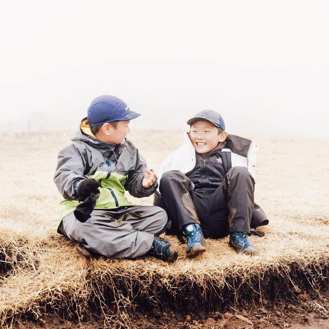 中瀬萌さんのインスタグラム写真 - (中瀬萌Instagram)「@gen.natureexperience  / @sanu_com 主催  少し時間が経ってしまいましたが。  ⁡山梨県八ヶ岳麓にて、ハイキング、アートワークを中心に今回も  @gen.natureexperience  とともにネイチャースクールを開催、アートの時間での講師をさせていただきました。三回目のプログラム。  ⁡ まずは初日、寒い霧の中の集合、早速ハイキングへ。 雨が嫌だ！の声を心配していたけれど、(大人だって雨なら今日は山はやめとこう、と、そんなこと言い出しがちだよね。)でも大人の心配をよそに、そんな状況と環境すらも 子供たちは楽しむ才能をもっている。  全員が泥だらけになり、土を触り、植物を集めて、 真っ白な霧と雨雲が、待ってましたとばかりに開ける瞬間とその光景を見た子供達の嬉しそうな表情が忘れられない。  そして、雨の午後は室内でパラコードのワークショップ。一本の紐がいくつもの役割を持ち、自分自身や、人を助けるお守りの役割になって欲しいという願いを込めて今回はこのワークショップを。  @b__bloom__  みさきちゃんのこのワークショップでみんな新しいスキルをゲット、山で、生活で使おう！ ⁡ そして最終日、アートの時間。 ⁡ 私の今回の子供達とのテーマは、 “ 触って見て確かめる、観察を想像と創造に変える “ ⁡ ⁡ 自分達で拾い集めた枝や葉、木の実を使って二つのアートワークを行いました。 ⁡ 一つ目は拾ってきたものを粘土に押し付けて石膏で型取り。サッと感覚で拾ってた植物はどんな葉脈や表皮、殻の形をしているのかを触って確かめる。お家に持って帰っても、この時拾ってきたものを触ってずっと思い出せるような壁飾りに。 ⁡ 二つ目は、自分のポスターを作りました。お題は、そっくりでも、そっくりでなくても、選んだその植物達を、とにかく自分の好きな姿、色で描く。好きに描いて良いんだ、と自分を信じること。 ⁡ 拾ってきたものを横に置きながら子供達からしか見れない視点でその姿を描きました。 ⁡ 子供達それぞれ、森をじっくりみつめることと同時に自分の感覚を磨くこと発見すること。 観察する。そうすることで物事や自然を知ることができ、自分の想像と創造力を育ててくれる土壌になることを願って。 ⁡ 子供達がもっと、もっと 自然にのなかにいることが自然になりますようにと想い続けて。 またずっとこの先も、みんなと共に、どっぷりと自然の中で時間を過ごしていきたい。土に触れてわたしたちは人間になる🌿  今回も共に行うことを提案してくれてありがとう。  主催  @gen.natureexperience  ⁡ photo @kosuke_kobayashi   主催・photo @isagi.f.de_le_rue  ⁡  support / teacher @b__bloom__ @nn.m___  この夏も、  @gen.natureexperience  にて Gen.nature school 2023 が開催！場所は浅間山にて！ またみんなと会えますように！」6月16日 17時30分 - moe0814n