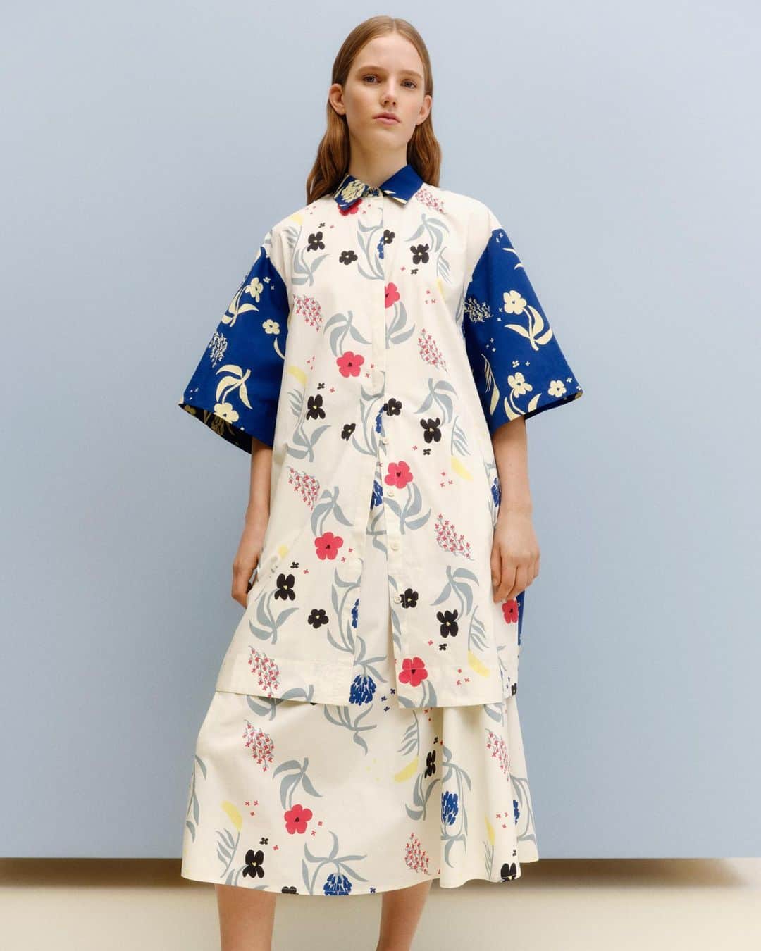 マリメッコのインスタグラム：「The Herbaario (herbarium) pattern by Finnish next-generation designer Lotta Maija is powerful yet delicate.  Seen in bright bold colors as well as crisp black and white, the floral print creates the perfect pieces for mixing and matching.  Explore our new pre-fall ‘23 collection at marimekko.com. Link in bio. #marimekko」