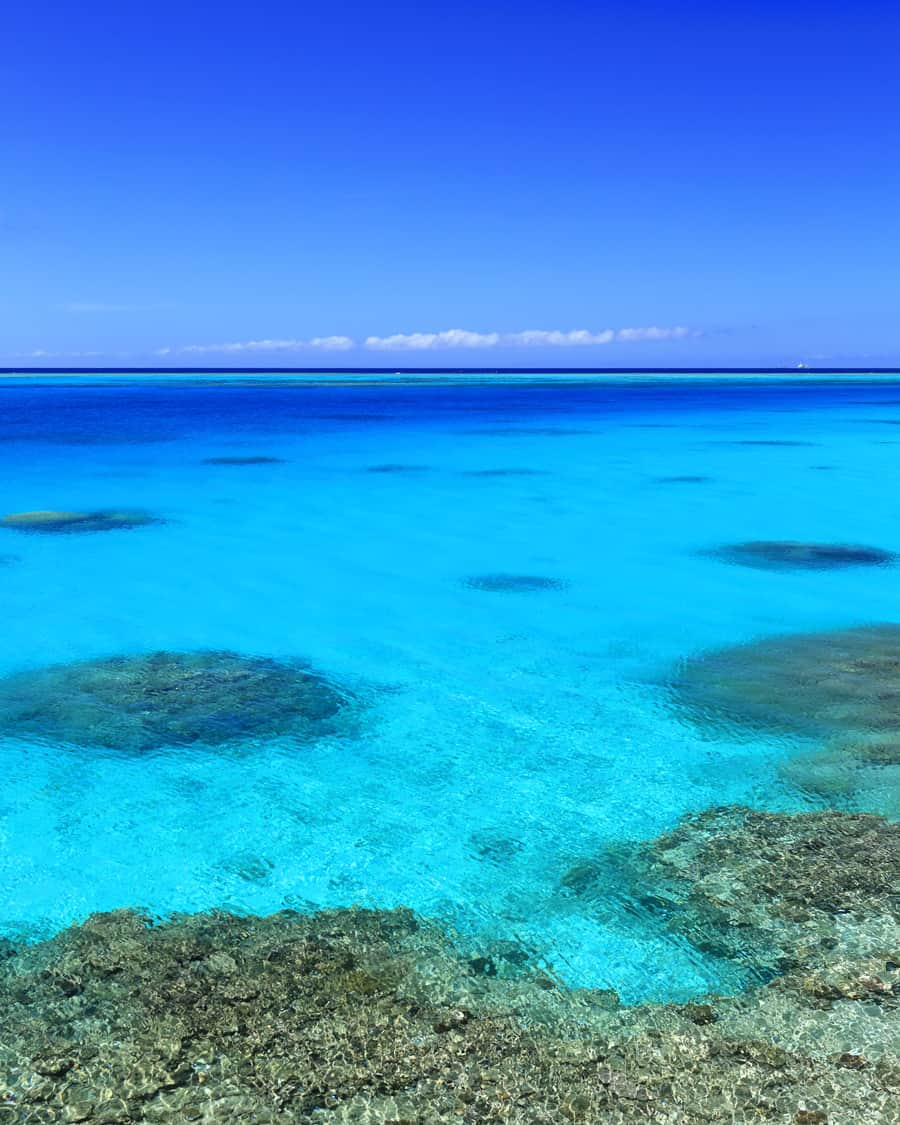 はるさーさんのインスタグラム写真 - (はるさーInstagram)「池間島からの景色です。 八重干瀬かと思うような景色でした。  宮古島での撮影を受け付けています。 詳細やご質問等はInstagramのDMでお気軽にお問い合わせください。 ストーリーのハイライトに各ツアーのサンプル画像を載せてあります。  ◆ガイド＆撮影コース 　宮古島ビギナーにおすすめ 　もちろんリピーターさんも歓迎 　10時30分～15時00分頃 　1名様　15,000円  ◆一緒に撮影コース 　写真撮影が好きな人におすすめ 　10時30分～15時00分頃 　1名様　15,000円  ◆星空撮影コース 　1晩1組様（新月前後は2組様）限定 　1組1時間半程度 　1名様　12,000円  #沖縄 #離島 #沖縄離島 #池間島 #池間ブルー #青空 #青い海 #青が好き #絶景 #宮古島旅行 #おいでよ宮古島 #宮古島カメラマン #宮古島フォトツアー #宮古島観光 #専属カメラマン #宮古島市 #フォトツアー #カメラが好きな人と繋がりたい #写真が好きな人と繋がりたい #宮古島ガイド」6月14日 18時15分 - harusa0222