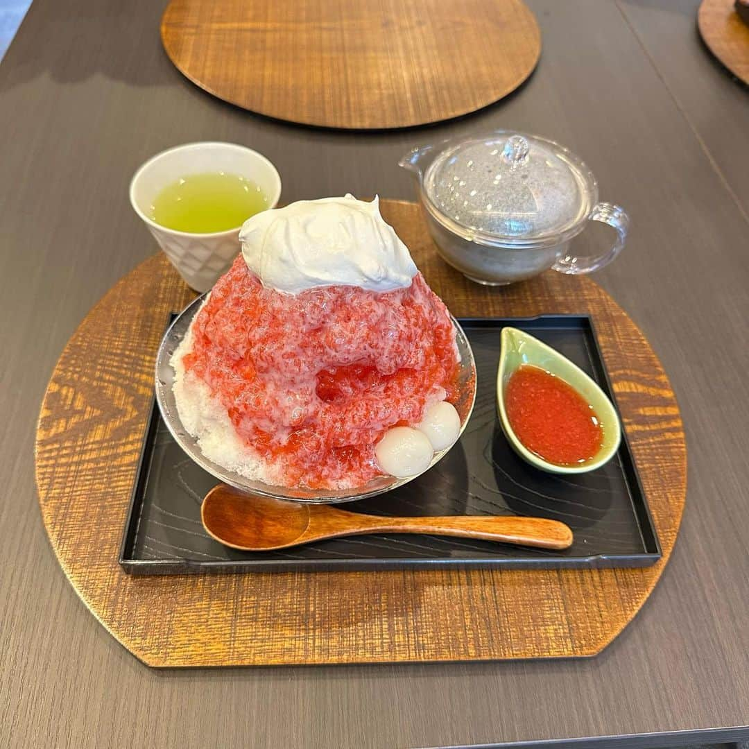 新田あゆなのインスタグラム：「・ 夏が近づいてきててかき氷が食べたくなったので🍧♡  朝から喧嘩しながら旦那と食べに行ってきた😠💨 けどかき氷美味しすぎて食べ終わる頃には仲直りしてた🤝☺︎  3枚目の写真は不機嫌やけど頑張って作ってる顔😂 中途半端な顔すんなよって後から自分でツッコんだ(笑)  PR @shitennoji_chaya #四天王寺 #天王寺グルメ #大阪カフェ巡り #大阪かき氷 #四天王寺茶屋 #天王寺カフェ #天王寺かき氷 #天王寺スイーツ」