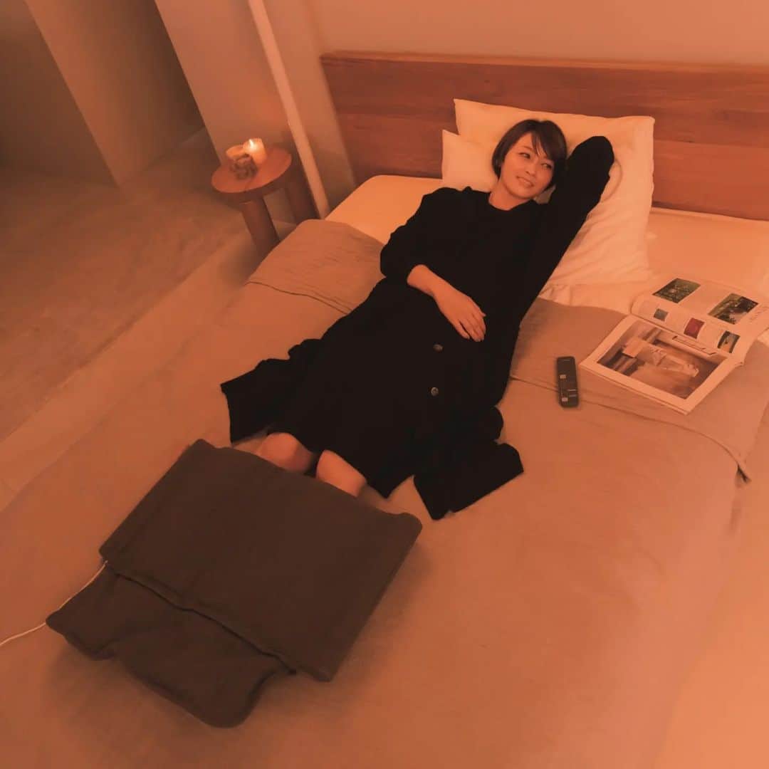 GLOWのインスタグラム：「. 心と身体を解放して整える「リフ活」。 毎日輝いている人は上手にリフ活を取り入れています！ 辺見えみりさんは、体も心も疲れを溜めないように小刻みに自分を癒しているそう。  えみりさんの「リフ活」1️⃣  寝る前の脚のマッサージは自分への小さなご褒美 「脚をスポッと入れるだけで、プロの手技を追求した動きで揉みほぐす『ねるまえほっとリフレ』は、趣味のキックボクシングで酷使した脚はもちろん、長時間の運転や座りっぱなしの会議などで疲れた脚をリフレッシュさせてくれます。エアコンなどで冷えてしまうこともあるので、足先の温感機能もうれしいです。家にこれがあると思うと、だいぶ心強いですね」  えみりさんの「リフ活」2️⃣ マイカーを運転する時間が心を整えてくれる 「ハンドルを握って車の運転に集中する時間は、心のチューニングタイム。頭の中や気持ちを切り替える移動の時間がちょこちょこあることで、疲れを溜めずに済んでいるんです。ドライブのお供は、やっぱり好きな音楽ですね」  えみりさんの「リフ活」3️⃣ 気分や体調に合わせて好きなバスソルトを選択 「お風呂は毎日必ず湯船に浸かる派。今はミズカのエプソムソルトがお気に入りで、自分専用の薬局みたいに体調や心と向き合って4種類の中から選んでいます。何も考えずに一日の疲れを癒すバスタイムは大好きな時間です」  #リフ活 #ねるまえほっとリフレ #panasonic #パナソニック #雑誌グロー #PR」