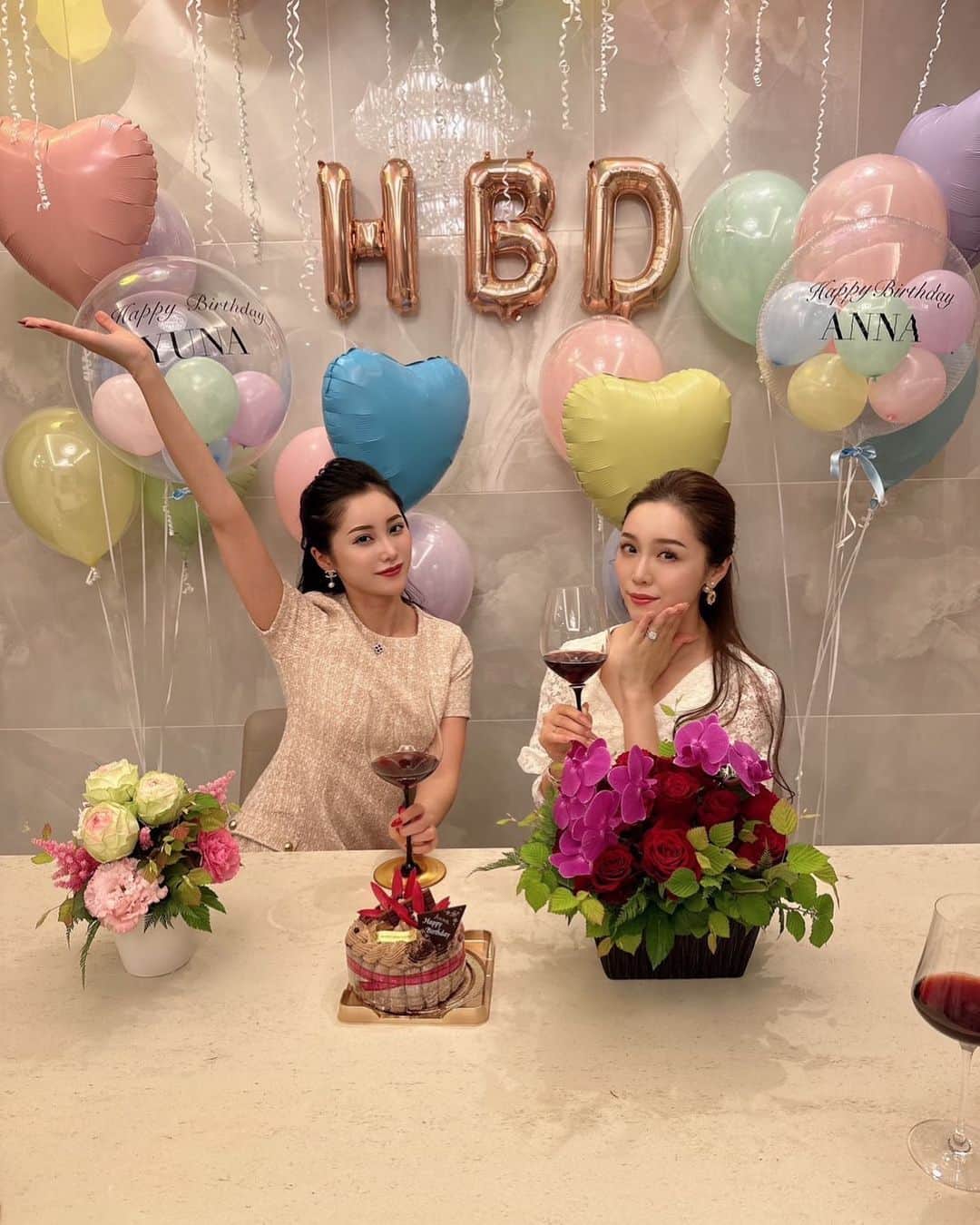 石田安奈のインスタグラム：「実は私がSKEに入ってから8年間、妹とは家族だけど一緒に過ごす時間がほとんどなかったんてす。 性格も全然違うから喧嘩も多く年末年始は毎年仕事。  家族でどこかに旅行に行く時間もなく、仕事に費やしてきました。 ママは私に付きっきりで仕事と学校の送り迎えできっと妹にも寂しい想いをさせちゃってるな。と感じていた時期もあります🥺 歳を重ねてお互い自立して私にも時間ができ家族で過ごす事が多くなった今、過去が嘘かのように仲良しになってた笑🤣  優奈はどちらかと言うとヤンチャな男の子みたいな性格でママに怒られては家の屋根によじ登って隠れたり。 私にはない発想でしたね笑  東京に出てきて暇さえあればお互いの家に用もなく行ったり一緒にお酒飲んでカラオケしてます♡これが幸せ💞  姉妹の良さを20歳過ぎて知った。 何より、ママが1番喜んでるね😂 アンジェは優奈に当たり強めだけど笑  今週もママと優奈とディナーしてカラオケに行くのでとても楽しみです♡  アンジェはパパが子守りしてくれると言ってくれたので❤️ 感謝🤍  #姉妹#sister #誕生日#バースデーパーティー#party#happybirthday #女の子ママ#20代ママ」