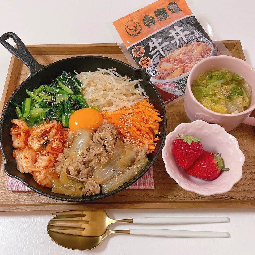 吉野家さんのインスタグラム写真 - (吉野家Instagram)「スキレットに作るとアツアツが持続✨《牛丼の具でビビンバ》  📣 @rm.x.cookingさんの投稿をご紹介！！ ぜひ参考にしてくださいね💗  ---- ⁡ Dinner🎀  ♡ビビンバ ♡中華スープ ♡いちご  *⑅︎୨୧┈︎┈︎┈︎┈︎┈︎┈︎┈┈︎┈︎┈︎┈︎┈︎୨୧⑅︎*  この前の夜ごはんは @yoshinoya_co_jp 様から頂いた牛丼を使ってビビンバでした♩ 作り方は小松菜、もやし、にんじんのナムルを作って キムチと電子レンジで解凍した吉野家牛丼の具を乗せたら完成〜🙈✨牛丼に味がしっかりついてるので味付けなしでそのままでも美味しかったです🤍 ̖́- スキレットで作るとあつあつで食べられてさらに美味しいのでおすすめです🌸  ～～～～～～～～～～～～～～～～～～～～～～～  #おうち吉野家 は忙しいママとパパの味方！  皆さんの#おうち吉野家 を使ったレシピをご紹介中🍀 吉野家冷凍食品でカンタンおいしいごはんを楽しもう♪ 定期便注文する人が急増中！のおうち吉野家を ぜひ公式サイトよりお買い求めください☺  公式サイトはプロフィールURLから🔽 @yoshinoya_co_jp  ～～～～～～～～～～～～～～～～～～～～～～～ #おうち吉野家 #吉野家冷凍牛丼の具 #吉野家冷凍牛丼 #おうちごはん #時短レシピ #簡単レシピ #アレンジレシピ #アレンジ料理 #yoshinoya #牛丼 #冷凍食品 #吉野家 #料理 #cooking #今日のおかず#家庭料理 #japanfood #japanesefood #ビビンバ風 #ビビンバレシピ #ビビンバレシピ #スキレット #スキレットレシピ #スキレット料理 #スキレットごはん」6月14日 18時29分 - yoshinoya_co_jp