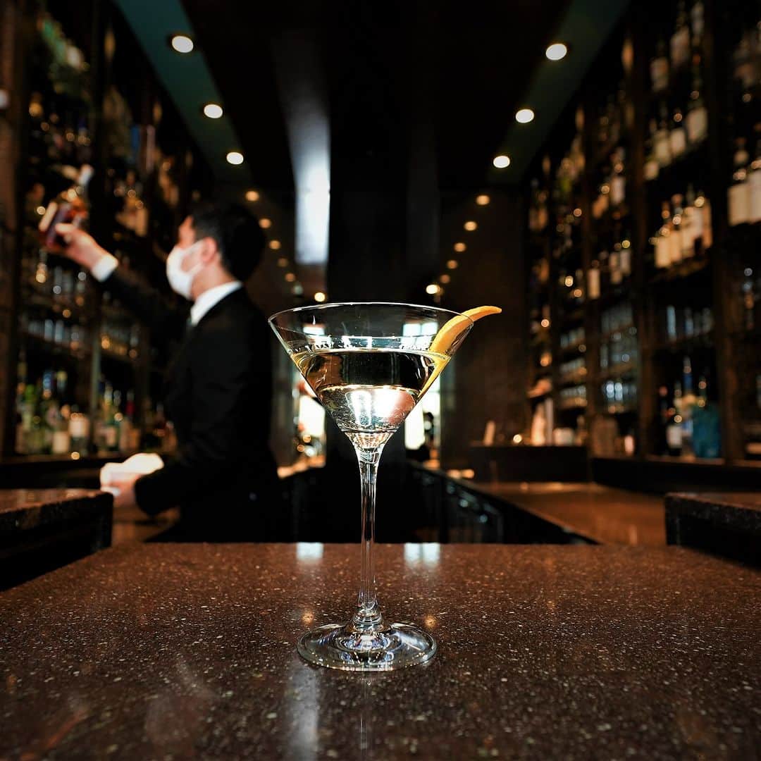 Park Hyatt Tokyo / パーク ハイアット東京さんのインスタグラム写真 - (Park Hyatt Tokyo / パーク ハイアット東京Instagram)「Choose your favorite drink at New York Bar, from premium whiskies, classic and original cocktails, and the largest selection of Californian wines in Japan, while enjoying the mesmerizing views of the city at night.  旬のフルーツを使ったカクテル、希少な国産ウィスキー、カリフォルニアワインなど多彩なセレクションからお好みの1杯を。「ニューヨーク バー」で至福のひとときをどうぞ。  Share your own images with us by tagging @parkhyatttokyo  ————————————————————— #parkhyatttokyo #parkhyatt #hyatt #newyorkbar #cocktail #californiawines #cityview #bar #luxuryispersonal #パークハイアット東京 #ニューヨークバー #カクテル #バー #ホテルバー #カリフォルニアワイン #夜景  @chef_thibault_chiumenti」6月14日 18時30分 - parkhyatttokyo
