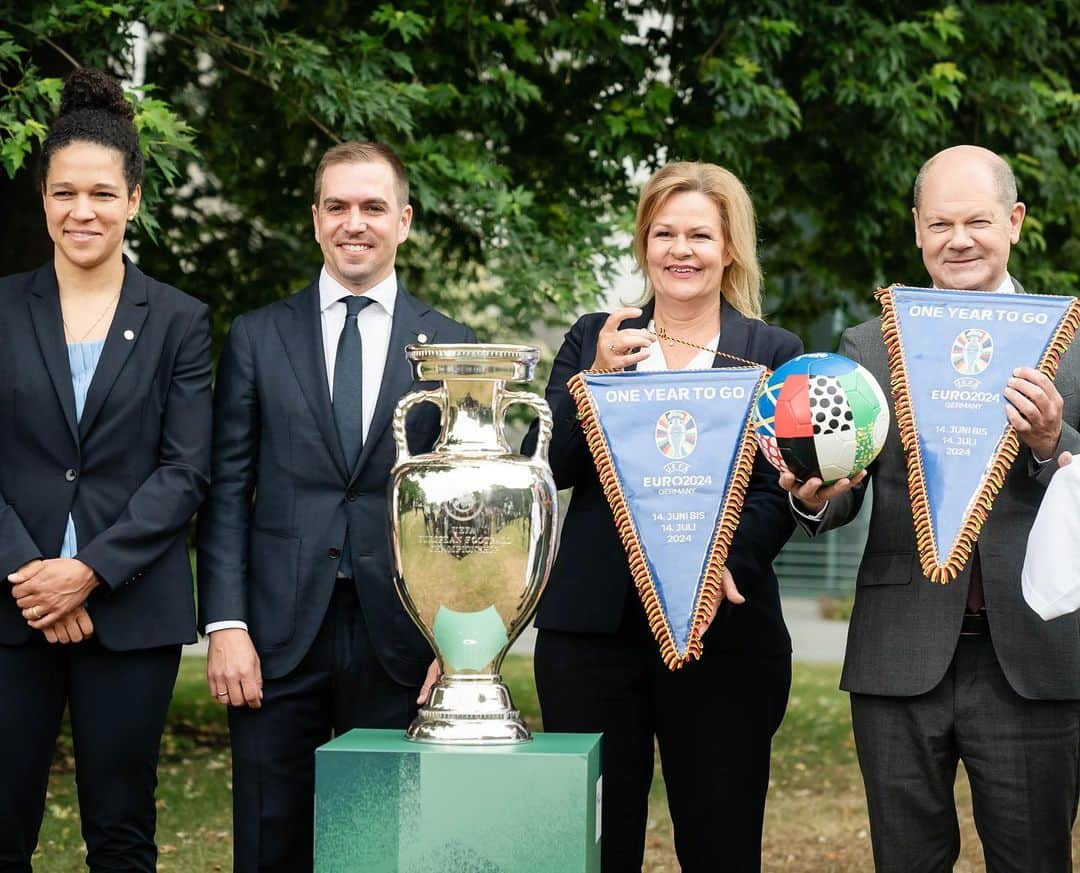 フィリップ・ラームのインスタグラム：「1 year to go UEFA EURO 2024! Wir sind dankbar für die großartige Unterstützung von @bundeskanzler Olaf Scholz, der Bundesinnenministerin @nancy_faeser und der Bundesregierung bei der Vorbereitung dieses wichtigen Turniers. Deutschland wird als weltoffener Gastgeber auftreten, der Vielfalt, Toleranz & Solidarität verkörpert. Gerade in diesen bewegten Zeiten ist es wichtig, den Zusammenhalt in unserer Gesellschaft & in Europa zu stärken. Mit der verbindenden Kraft des Fußballs wollen wir ein neues Wir-Gefühl und ein neues Miteinander für Europa schaffen! #EURO2024  1 year to go UEFA EURO 2024! We are grateful for the great support of @bundeskanzler Olaf Scholz, Federal Minister of the Interior @nancy_faeser and the Federal Government in the preparation of this important tournament. Germany will be a cosmopolitan host, embodying diversity, tolerance & solidarity. Especially in these turbulent times, it is important to strengthen cohesion in our society & in Europe. With the unifying power of football, we want to create a new sense of "we" and a new togetherness for Europe! #EURO2024  📷 by Bundesregierung/Jesco Denzel」