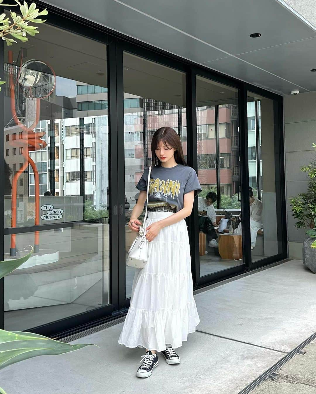 金城ゆきさんのインスタグラム写真 - (金城ゆきInstagram)「OOTD🖤  t-shirt : @ganni  skirt : @stylevoice_official  sneakers : @converse_jp   今日も暑かったーー！🥵 ボリューム感が可愛いティアードスカートにはロックTとか合わせてバランスとるのすき🎸♡  #coordinate#ootd#outfit#fashion##STYLEVOICE#Stylevoiceforxxx#ganni」6月14日 18時28分 - yukikaneshiro