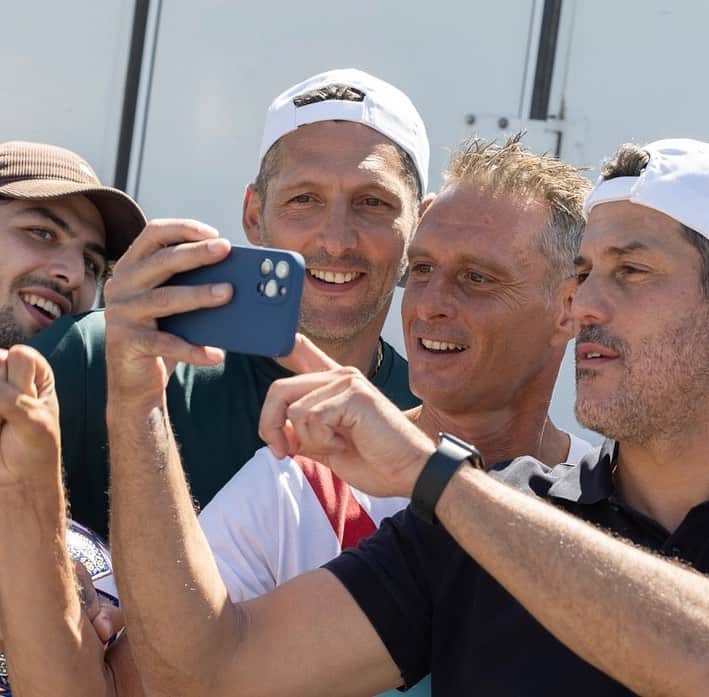 マルコ・マテラッツィのインスタグラム：「Sarebbe da ipocriti non ammettere che fa male.  Quando c’è passione e amore per una maglia e arrivi cosi vicino all’obiettivo, ci speri come è normale che sia.  Mi ha fatto piacere incontrare ancora una volta tanti amici e vivere le emozioni che una finale di Champions ti regala.  Accetto gli sfottò, sono un segnale che non sono mai stato indifferente ai tifosi, ai miei e neanche a quelli avversari.   Complimenti all’inter per il percorso e complimenti al Manchester City per la vittoria.  Sarebbe bello se un giorno si facessero gli sfottò senza andare sul personale o senza insultare..  Secondo me se vi impegnate ci riuscite.  Non tanto per me, quanto per voi.  Quei commenti “di basso livello” dicono molto più di voi che di me. Sempre più orgoglioso di essere INTERISTA 🖤💙  #Mm23 #Inter #Nerazzurri」