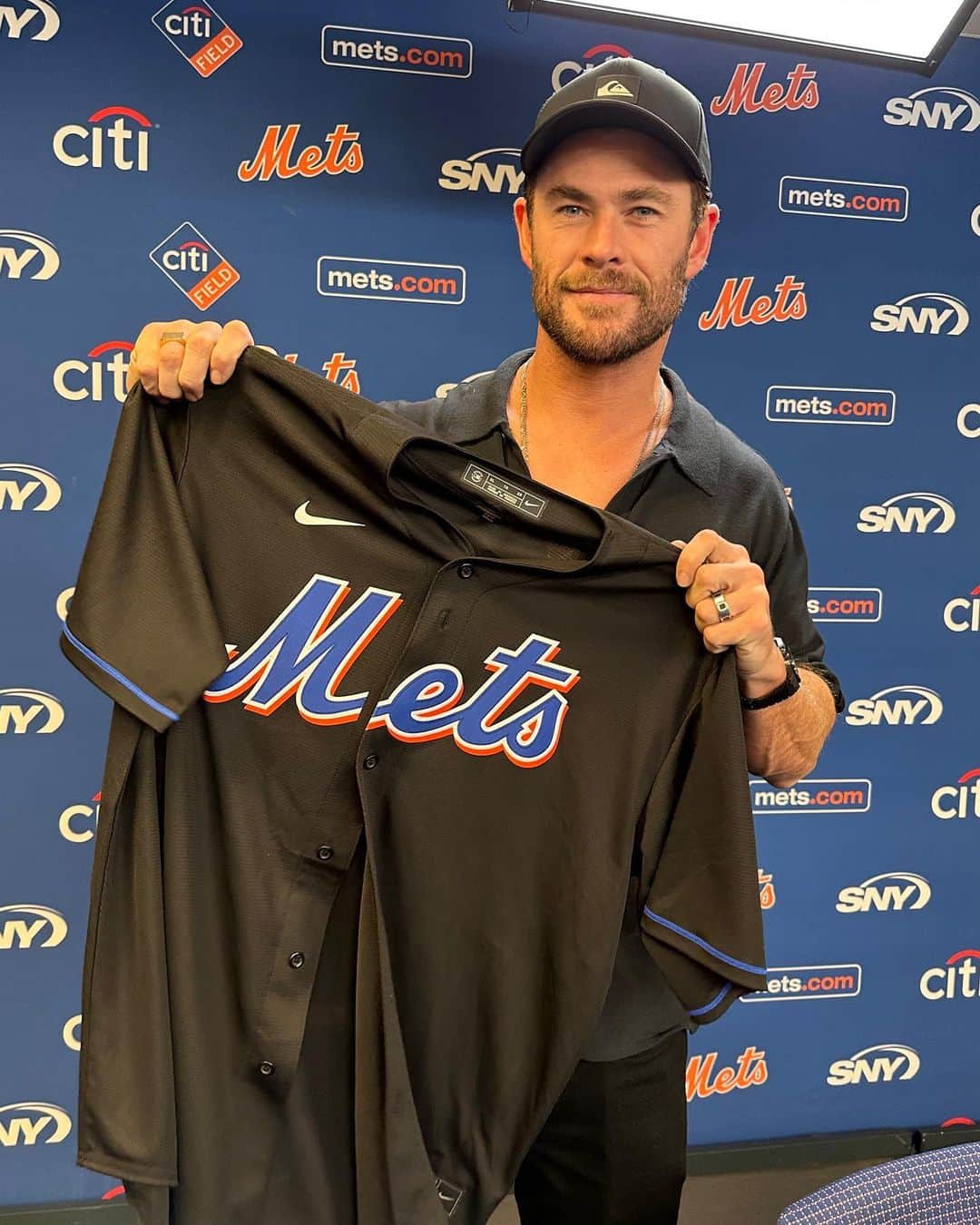 ニューヨーク・メッツさんのインスタグラム写真 - (ニューヨーク・メッツInstagram)「That #Mets jersey looks good on you, @ChrisHemsworth 🤩」6月15日 5時20分 - mets