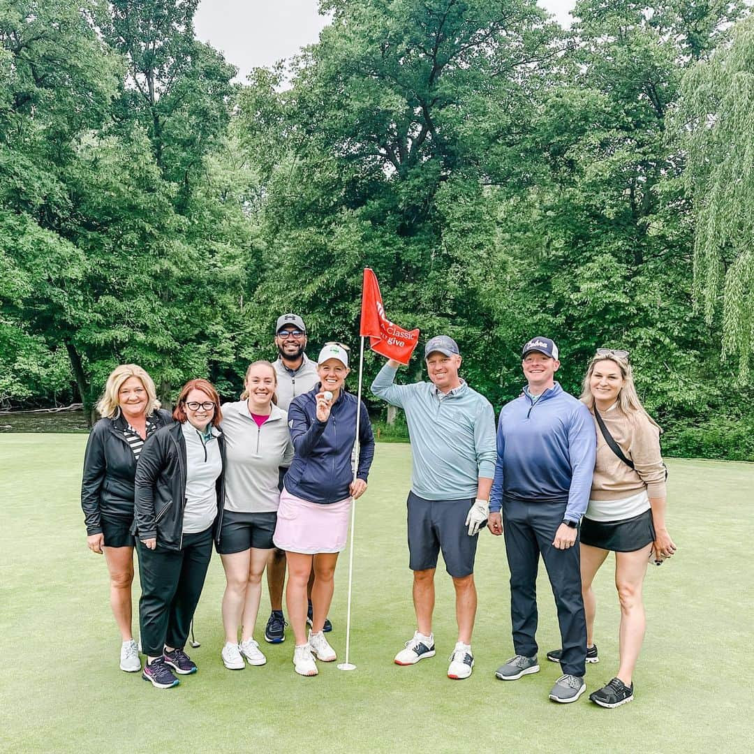 エイミー・オルソンのインスタグラム：「Ok. Holed out for a DOUBLE-EAGLE today!! Baby’s bringing some serious golf mojo! 🤷🏼‍♀️ We just need to work on timing of these things. . .😂」