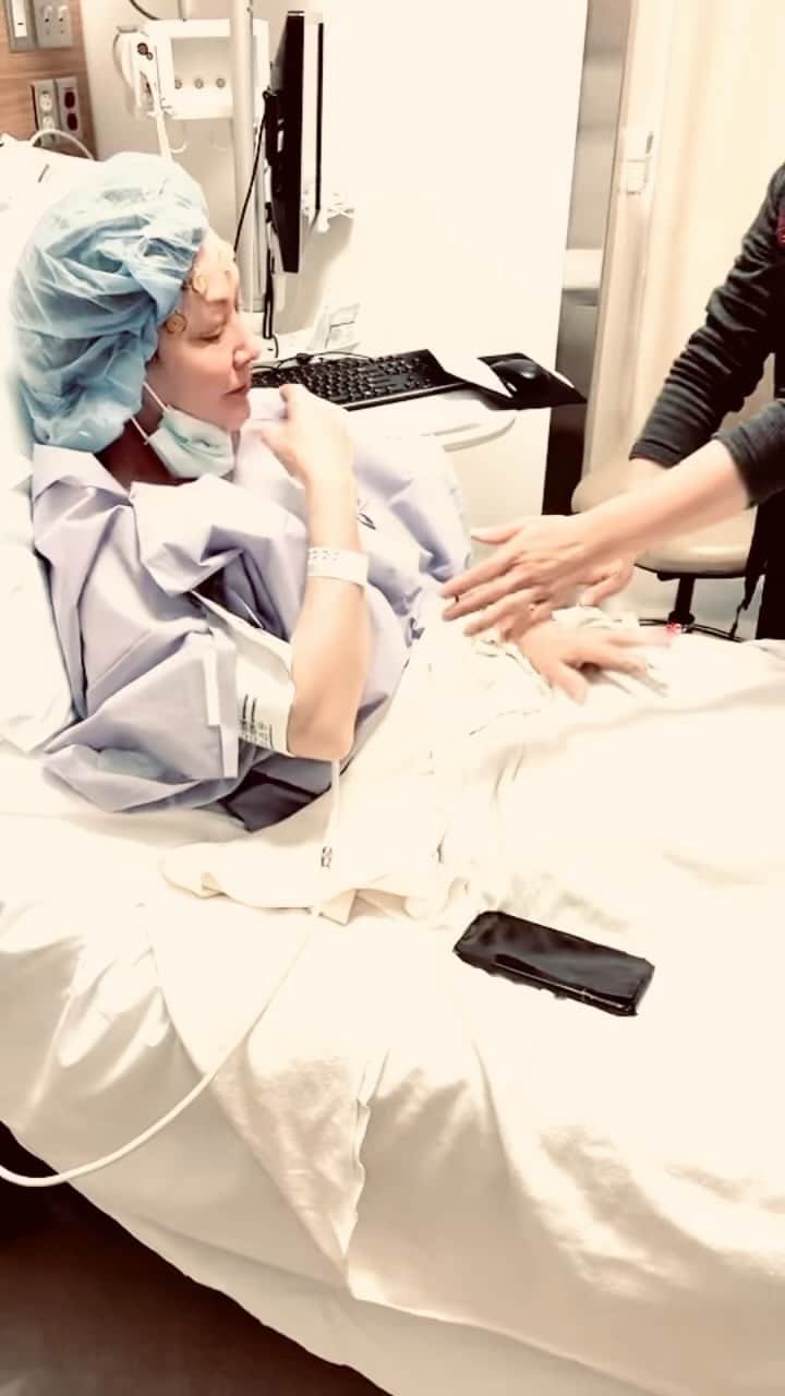 シャナン・ドハーティーのインスタグラム：「January 16, 2023. Surgery. I had a tumor in my head they wanted to remove and also biopsy.  I am clearly trying to be brave but I am petrified. The fear was overwhelming to me. Scared of all possible bad outcomes, worried about leaving my mom and how that would impact her. Worried that I would come out of surgery not me anymore.  This is what cancer can look like.」