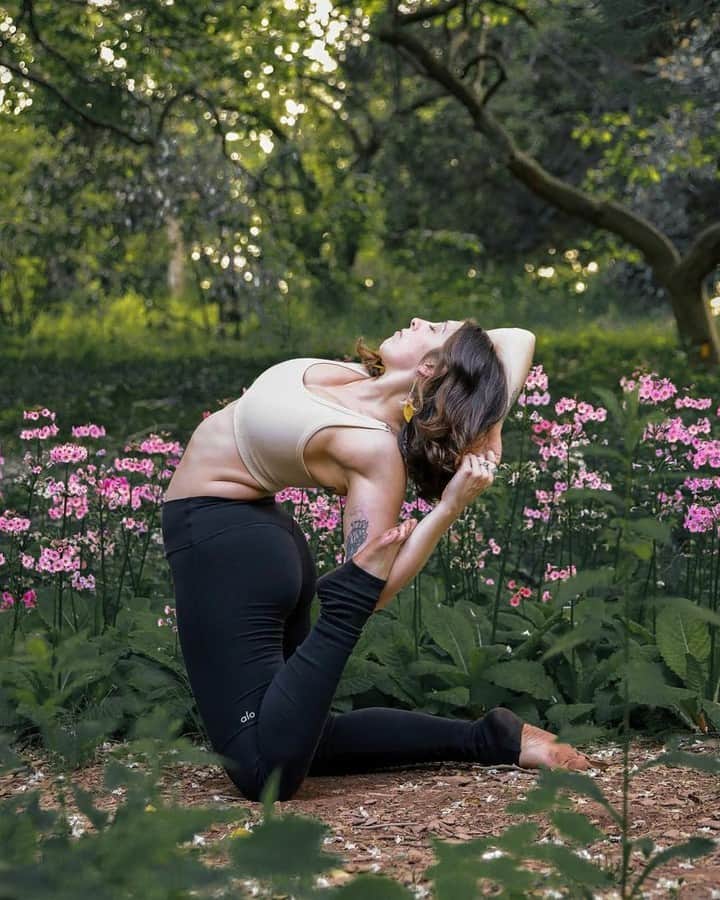 ALO Yogaさんのインスタグラム写真 - (ALO YogaInstagram)「Reminder: go out and get lost in nature often 🌲🌸   @daniellemartucciyoga takes her practice outdoors in the High Waist Goddess Legging & Seamless Ribbed Bra.」6月15日 4時05分 - aloyoga