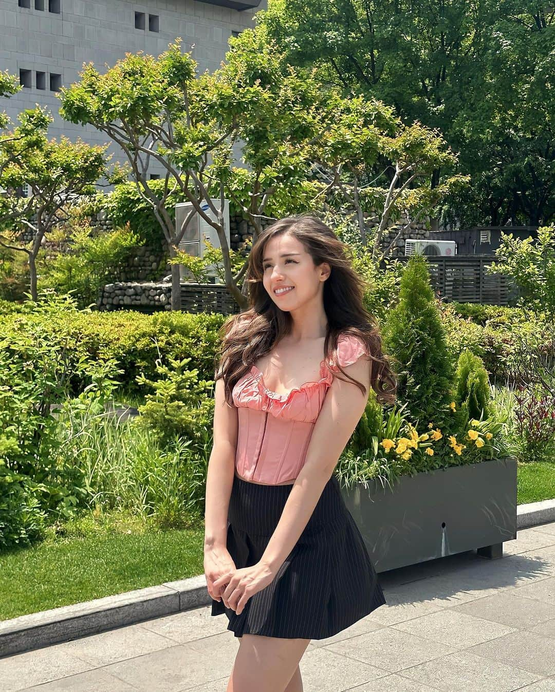 Pokimaneさんのインスタグラム写真 - (PokimaneInstagram)「going to the convenience store, u need anything?」6月15日 4時16分 - pokimanelol