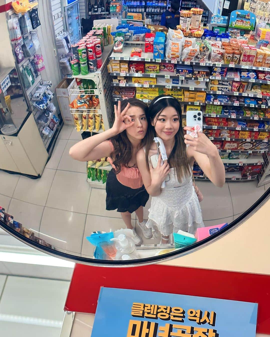 Pokimaneさんのインスタグラム写真 - (PokimaneInstagram)「going to the convenience store, u need anything?」6月15日 4時16分 - pokimanelol