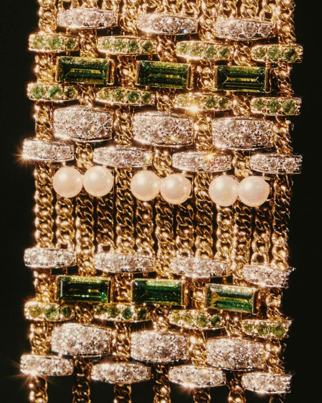 アリス・ガオのインスタグラム：「the tweed is in the details. recap of a day to night with @chanelofficial tweed high jewelry.」