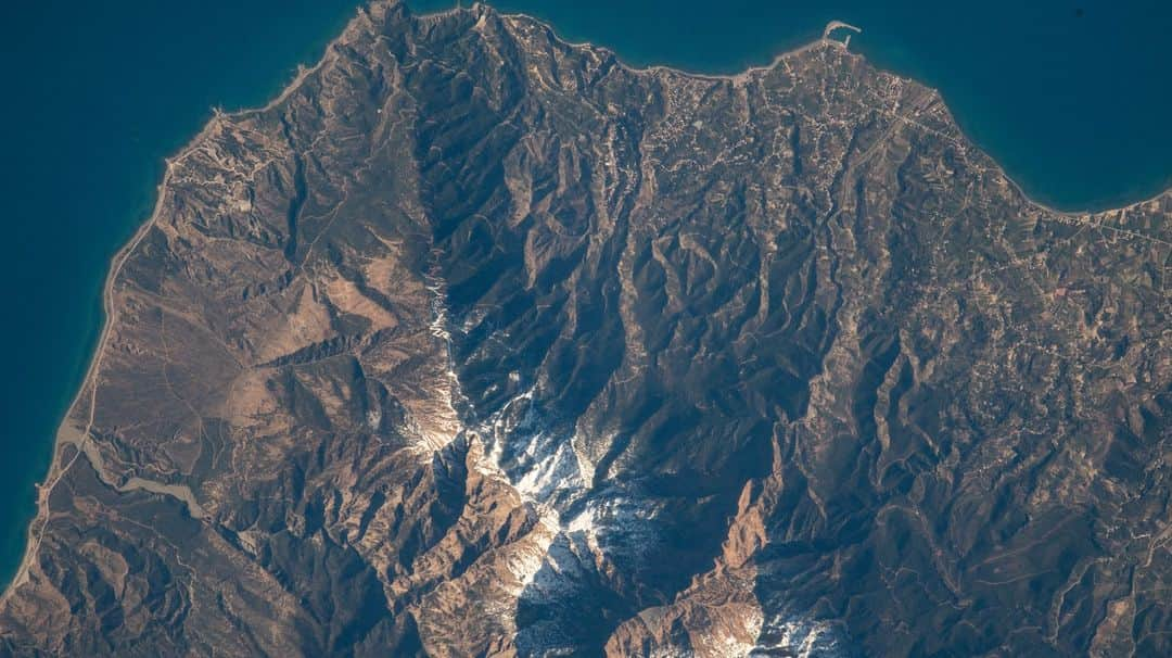 国際宇宙ステーションさんのインスタグラム写真 - (国際宇宙ステーションInstagram)「Take a peek at some mountains around the world. ⛰  These images were photographed from the space station as it orbited roughly 260 miles above.  Pic 1) Clouds gather on Nepal's sub-tropical side of the Himalayas with Mount Everest at the center of this photograph taken by an external high definition camera on the International Space Station as it orbited 263 miles above the Indian subcontinent.  Pic 2) Known for its many rivers and one of Northern Patagonia’s largest glaciers, Laguna San Rafael National Park was photographed on May 9, 2023 as the space station orbited 268 miles above Chile.  Pic 3) The southern coast of Turkey on the Mediterranean Sea near Syria is pictured from the International Space Station as it orbited 264 miles above.  Pic 4) The middle eastern nation of Oman and its Dhofar mountains on the coast of the Arabian Sea were pictured by UAE (United Arab Emirates) astronaut and Expedition 69 Flight Engineer Sultan Alneyadi as the International Space Station orbited 257 miles above.  #nasa #international #space #station #earth #mountains #himalayas #chile #turkey #mediterranean #sea」6月15日 4時20分 - iss