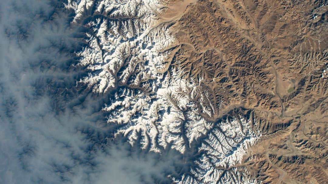 国際宇宙ステーションさんのインスタグラム写真 - (国際宇宙ステーションInstagram)「Take a peek at some mountains around the world. ⛰  These images were photographed from the space station as it orbited roughly 260 miles above.  Pic 1) Clouds gather on Nepal's sub-tropical side of the Himalayas with Mount Everest at the center of this photograph taken by an external high definition camera on the International Space Station as it orbited 263 miles above the Indian subcontinent.  Pic 2) Known for its many rivers and one of Northern Patagonia’s largest glaciers, Laguna San Rafael National Park was photographed on May 9, 2023 as the space station orbited 268 miles above Chile.  Pic 3) The southern coast of Turkey on the Mediterranean Sea near Syria is pictured from the International Space Station as it orbited 264 miles above.  Pic 4) The middle eastern nation of Oman and its Dhofar mountains on the coast of the Arabian Sea were pictured by UAE (United Arab Emirates) astronaut and Expedition 69 Flight Engineer Sultan Alneyadi as the International Space Station orbited 257 miles above.  #nasa #international #space #station #earth #mountains #himalayas #chile #turkey #mediterranean #sea」6月15日 4時20分 - iss