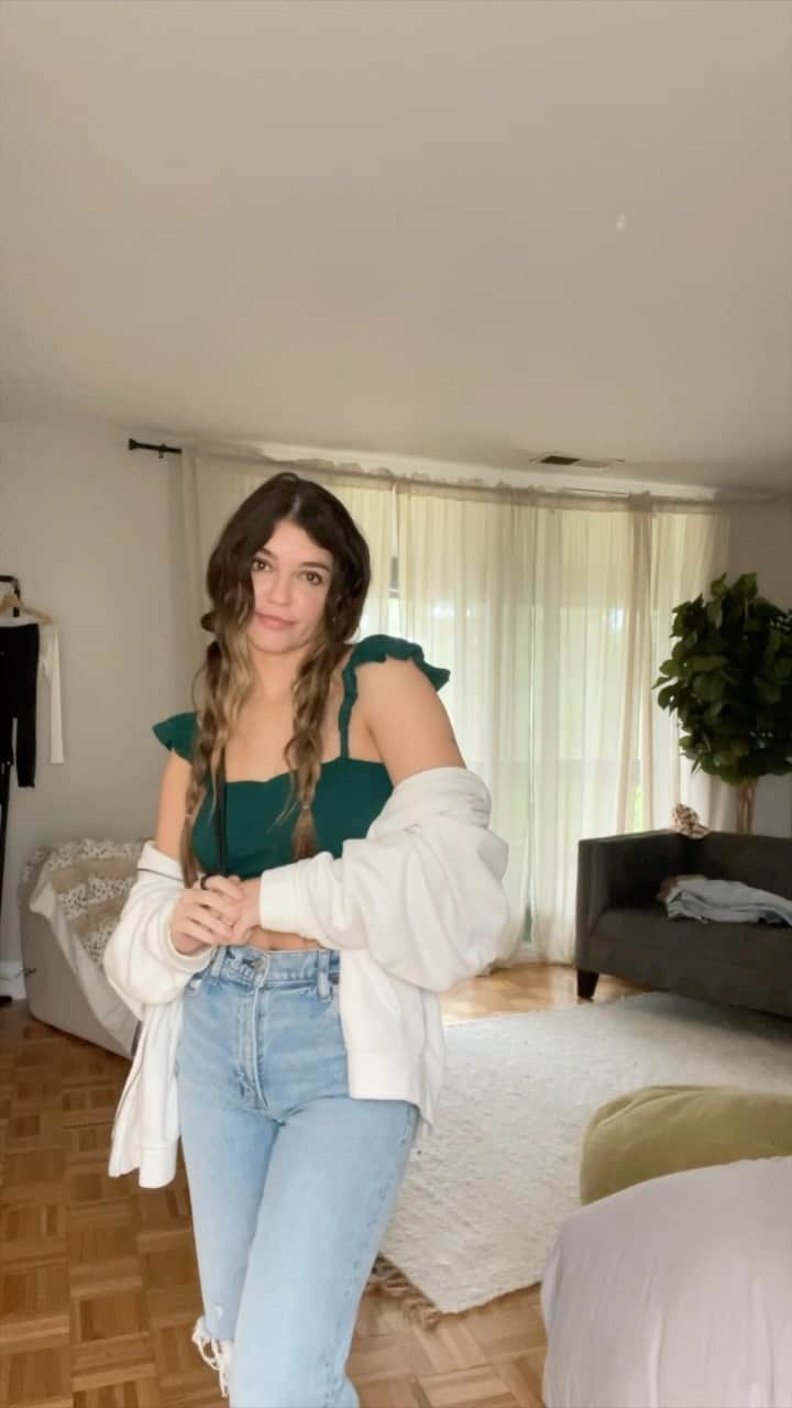 Nikki Blackketterのインスタグラム：「day 10 of 30 💚✨🍀 if y’all knew the amount of extra commentary I cut out of these smh — I’m a rambling vlogger at heart 😂🫠 Would you guys rather just have to fit shown quick with some music or is the chatty try on nice? Let me know, I might do it differently tomorrow to test 🤔」