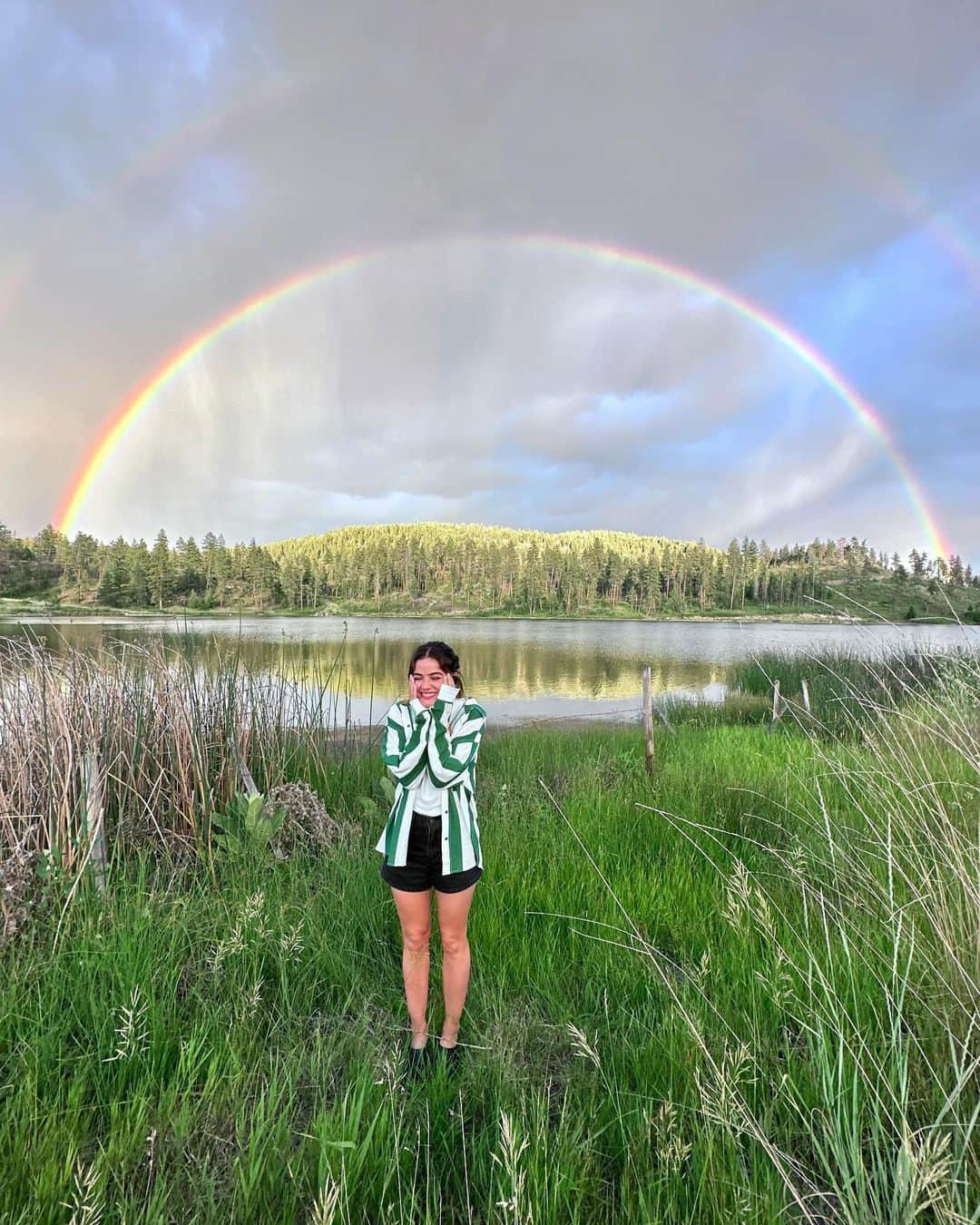 ルーシー・ヘイルのインスタグラム：「34 🌈  Thank you all so much for the birthday love!  Yesterday I was reminded that sometimes you have to chaotically pull over to the side of the road in one of your favorite places on the planet and risk thorns in your shins and bugs in your eyes, all for the sake of capturing a moment.   last year taught me that if I stopped running and started asking the right questions, true answers would follow. While it wasn’t all smiles and rainbows, 33 was hands down the best and most transformative one yet. I am at peace today, knowing that I’m just figuring it out as I go, and sometimes life doesn’t need to be more complicated than that ♥️」