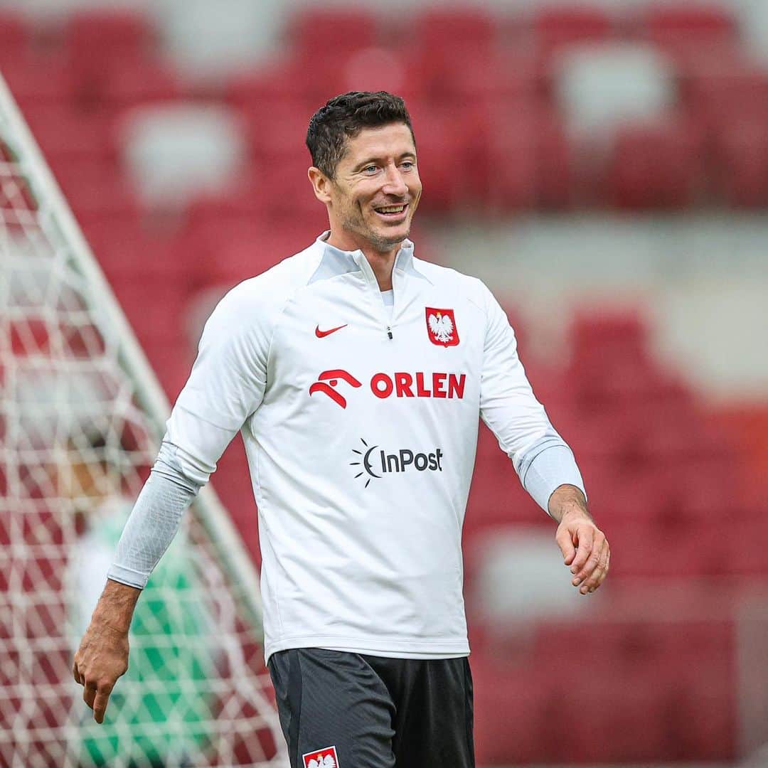 ロベルト・レヴァンドフスキのインスタグラム：「Time for 🇵🇱National Team!  @laczynaspilka」