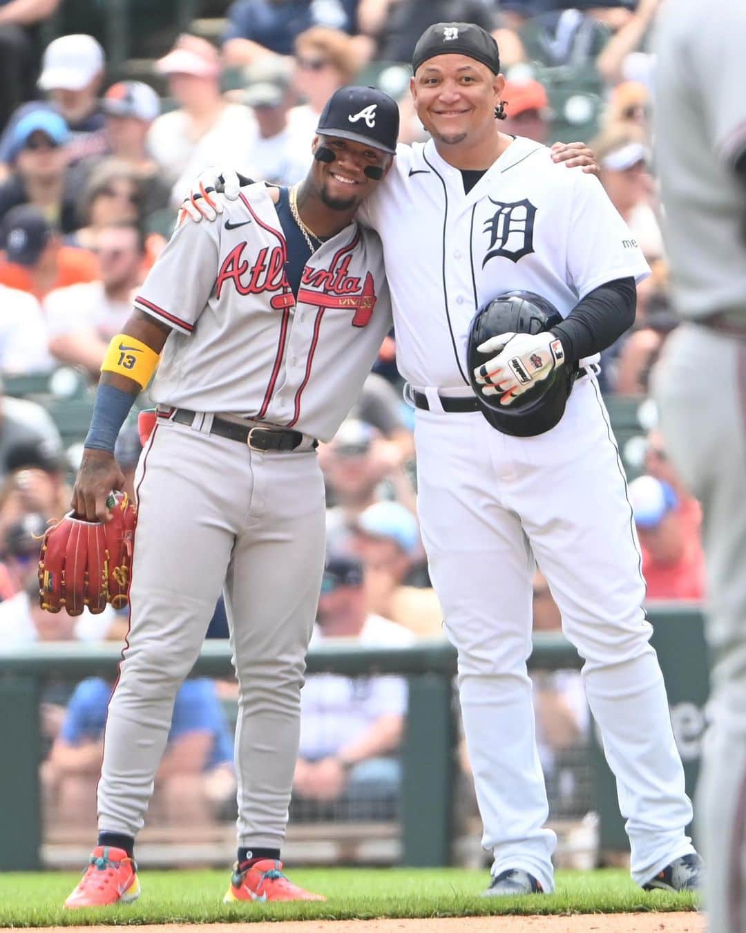 MLBさんのインスタグラム写真 - (MLBInstagram)「A wholesome moment between Venezuelan superstars. 🥹」6月15日 4時27分 - mlb