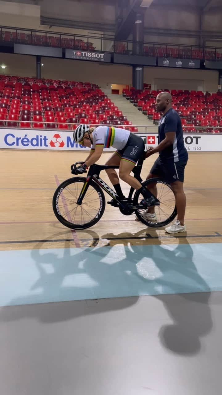 マチルド・グロのインスタグラム：「Some start on track 🙌🏻🙃 • • 📸 by @th_mdt ✌🏻 #training #trainingtime #trackcycling #womenathlete」