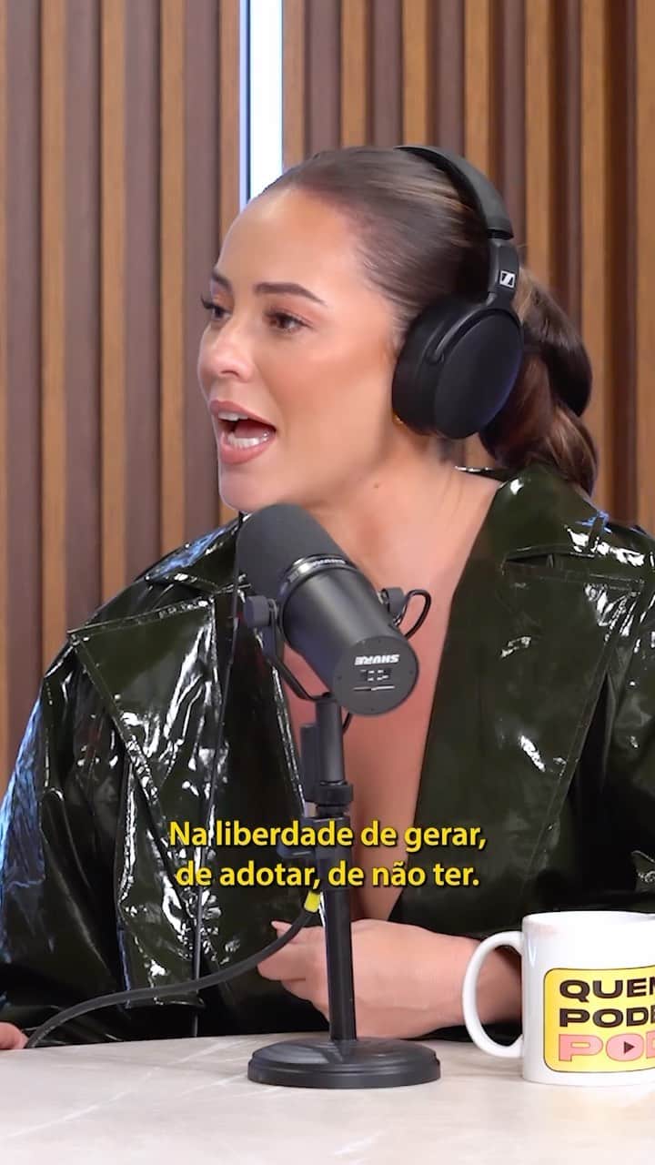 Giovanna Ewbankのインスタグラム：「Liberdade de ser. Liberdade de escolher. Liberdade de querer ou não querer… Tão bonito ouvir @paollaoliveirareal falando com tanta profundidade sobre liberdade no #QuemPodePod! E tão importante ela também falar dessa pressão que atinge a mulheres, num geral!   Eu amei muito esse papo com ela, me apaixonei ainda mais por esse mulherão que é a Paolla, e tenho certeza que vc vai se apaixonar tbm!!! Vai lá assistir ao episódio inteiro. O link ta na minha bio. Spoiler: Tá bom demaisss #QuemPodePod #PaollaNoQuemPodePod #Gioh #Fepa」