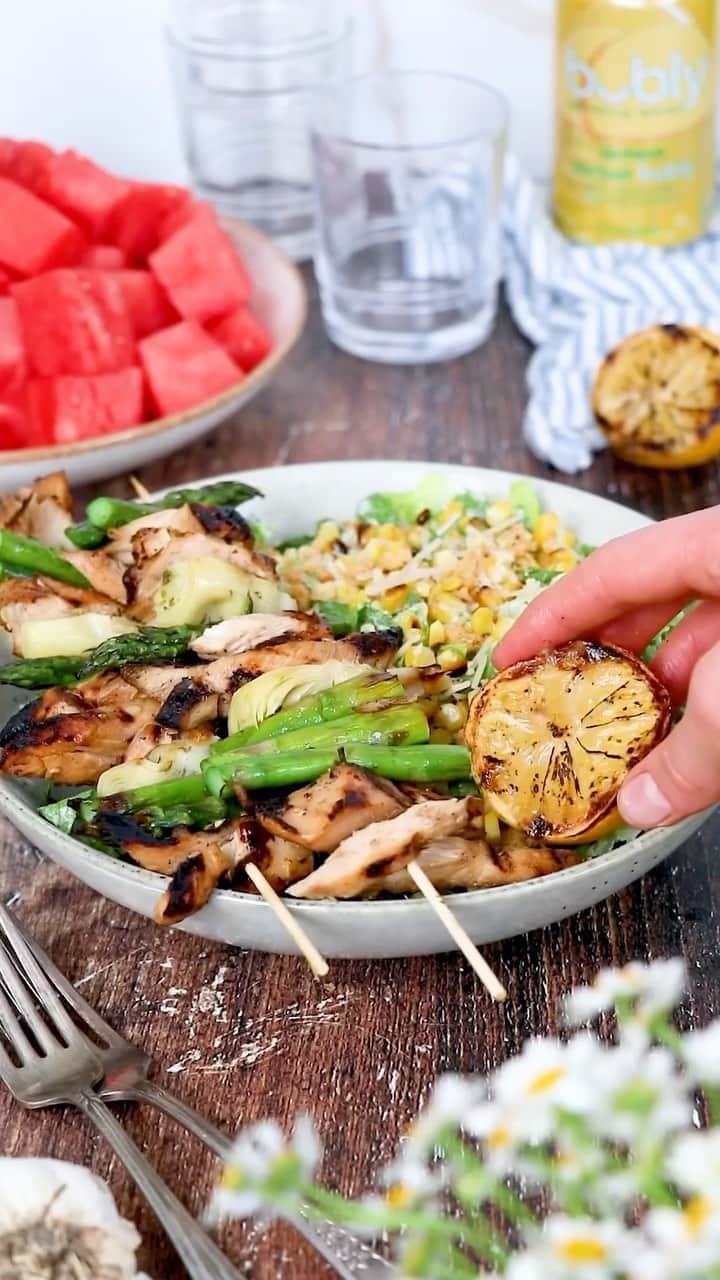 Targetのインスタグラム：「Honey Garlic Chicken Kabobs. 🔥 Fire up your grill & save the recipe below. @brightmomentco #GoodandGather  Servings: 4 Prep time: 10 minutes Resting time: 20 minutes Cook time: 10 minutes  Ingredients: • 12 oz Good & Gather Grilled Chicken Breast Strips • Juice of 1 orange • 3 garlic cloves, finely minced • ½ tbsp. fresh ginger, finely minced • 1/3 cup honey • 3 tbsp soy sauce • 1 tbsp flour • 2 tbsp olive oil • 1 small bunch asparagus, chopped into bite-sized pieces • 9.8 oz Good & Gather Marinated Artichoke Hearts, drained • 1 11.15-oz Good & Gather Chopped Caesar Salad Kit • (Optional) 1-2 cobs of corn • Skewers  Instructions: 1. In a large bowl, combine the garlic, ginger, juice of an orange, honey, and soy sauce. Mix until well-combined, then add the chicken strips. Toss to coat the chicken in the sauce, cover, and marinate in the fridge for 20 minutes to 1 hour. 2. Preheat grill to 400F. 3. Add the corn to the grill to cook as you prep the chicken kebabs. 4. Layer the skewers with the marinated chicken strips, quartered artichokes, and bite-sized asparagus pieces. 5. Add any remaining marinade liquids to a small saucepan and whisk in the flour. Bring to a boil, then simmer 5 minutes to thicken. 6. Place a sheet of aluminum foil on the preheated grill, then drizzle with the olive oil. Add the skewers and cook 5-6 minutes on each side, until asparagus is tender, and chicken is slightly caramelized. 7. Brush the skewers with the marinade glaze halfway through grilling. 8. To make the salad, toss the chopped caesar salad kit ingredients together. Add to a large serving platter and top with the grilled corn and chicken kebabs to enjoy!」