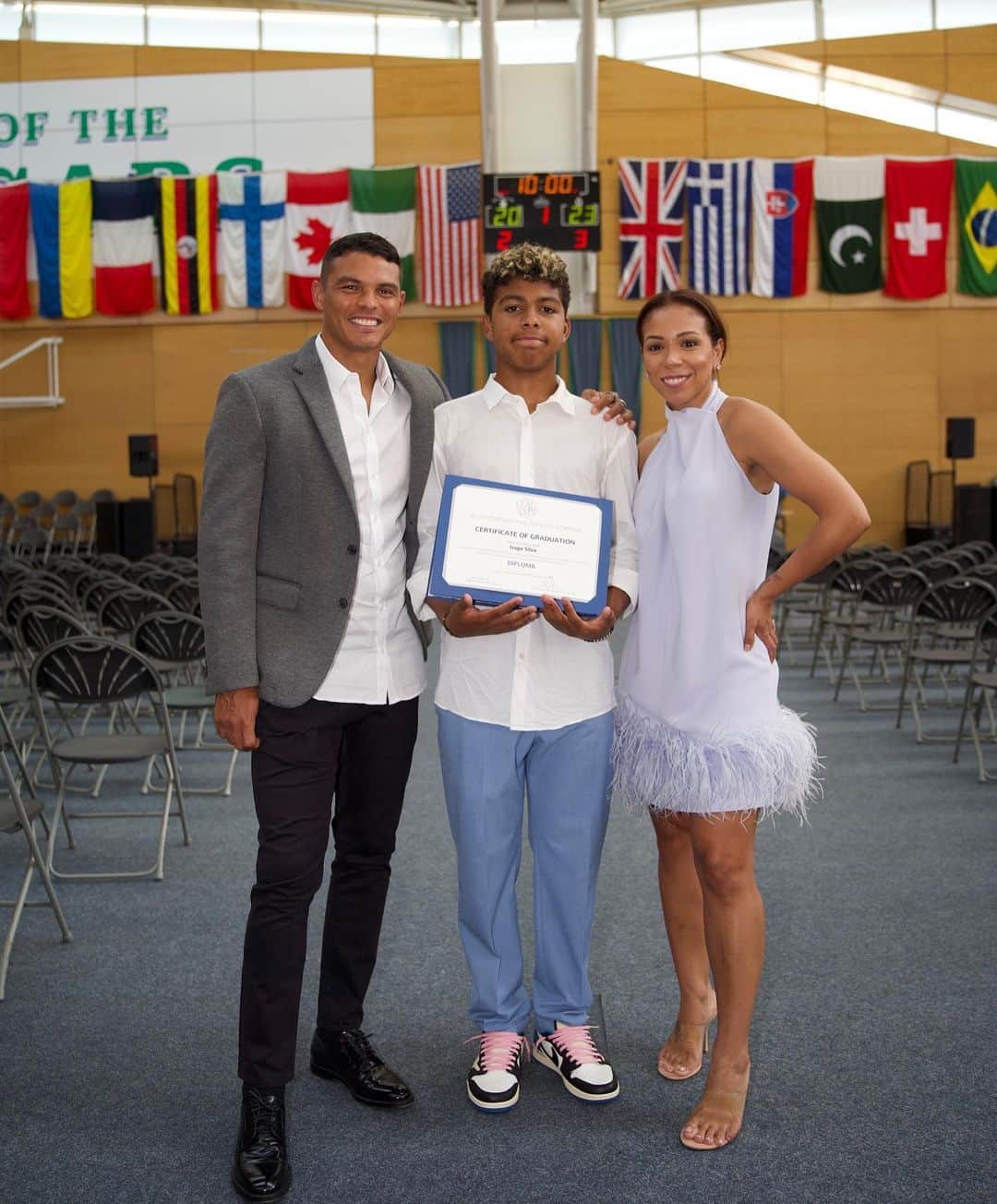 チアゴ・シルヴァのインスタグラム：「🇧🇷 Cada conquista em tua vida é uma conquista na nossa vida também. Parabéns @isago.silva !!! E que venha o high school!  🇬🇧 Every achievement in your life is an achievement in our life too. Congratulations @isago.silva !!! High school here we come!!! • • • • • #BelleSilva #IsabelleSilva #ThiagoSilva #IsagoSilva #OhhhThiagoSilva  #WeAreBlue #BlueIsTheColour #KeepWalking #FamiliaSilva #BelleeThiago #graduation #highschool」