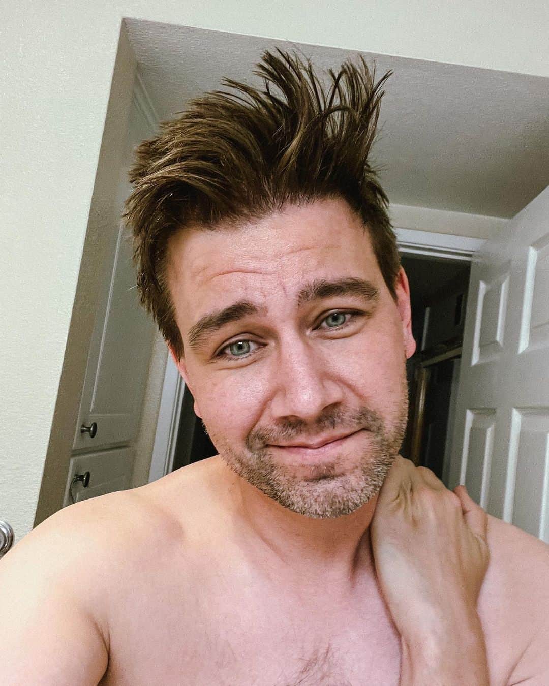 トーランス・クームスのインスタグラム：「Happy Birthday to me! Starting the day off right with a killer bedhead and a trip to the clinic for an ear infection. Stay cool friends 😎  UPDATE: Not infected, just super blocked up. All flushed and back to 100% baby.」