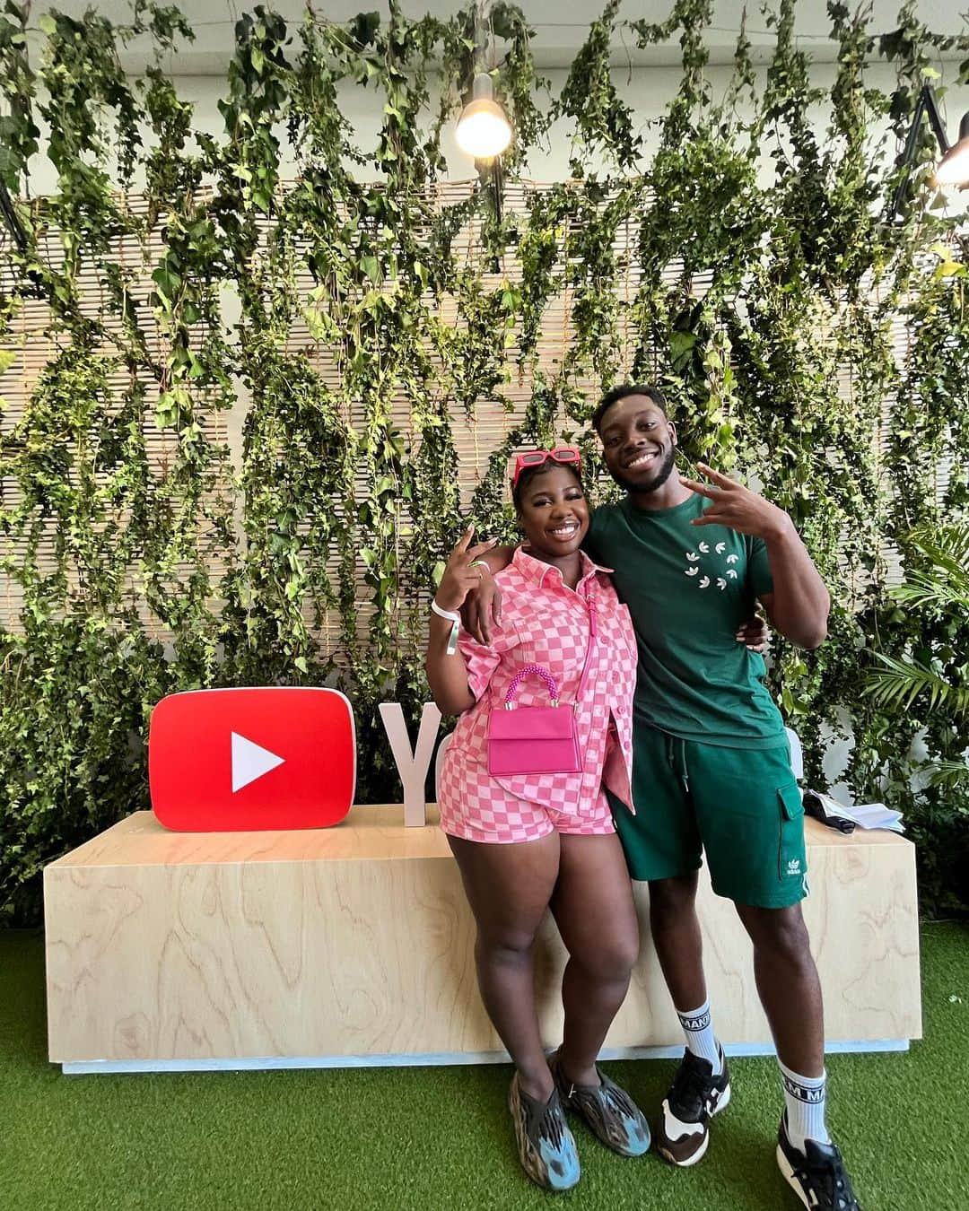 YouTubeさんのインスタグラム写真 - (YouTubeInstagram)「pure vibes over here at the #YouTubeBlack Creator Celebration 🔥」6月15日 5時00分 - youtube