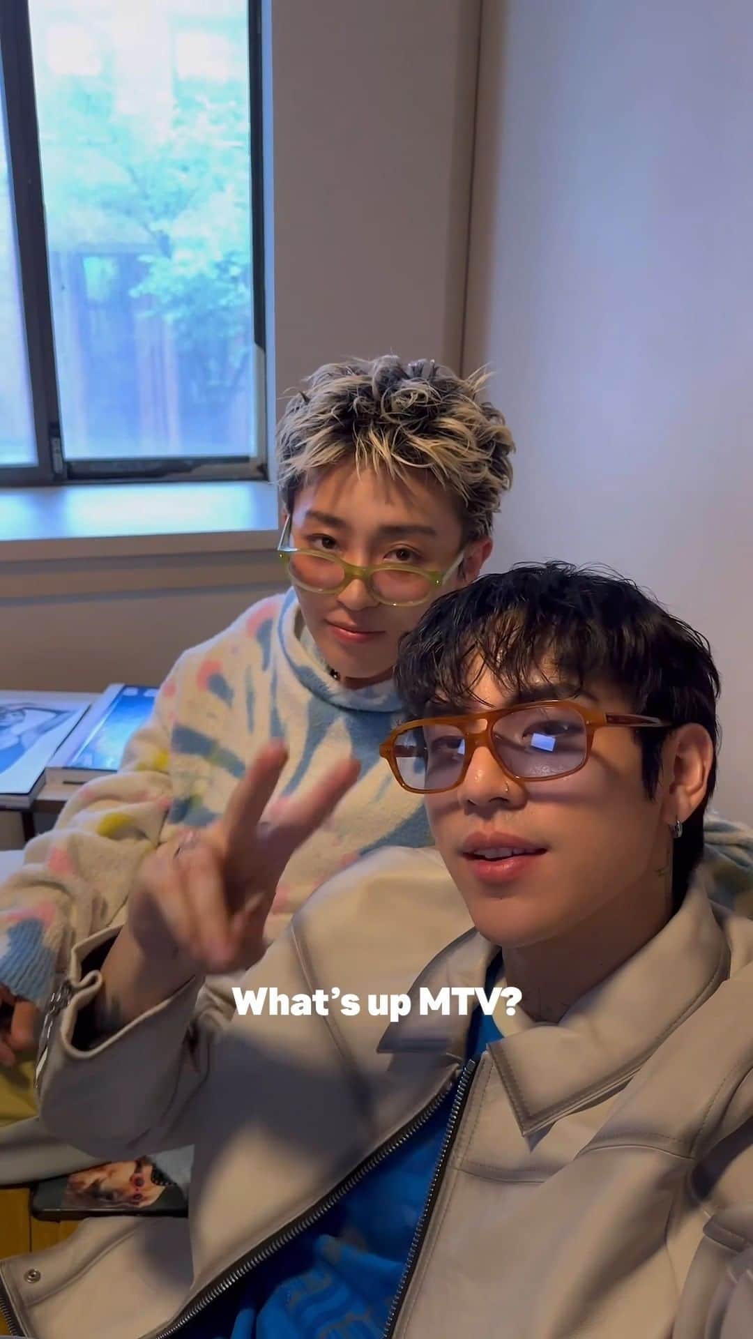 のインスタグラム：「Both @dprian + @dprlive take time to focus on themselves – and lean on their friends 🫶  That's how they feel better, so now it's time to create your own self-care practices! Head to MentalHealthIsHealth.us for tips & resources.」