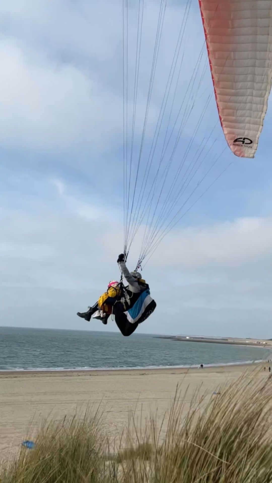 ルスタン・ゲルマノフのインスタグラム：「This are the moments we live for…  Paragliding with our little girls. Will they remember?」