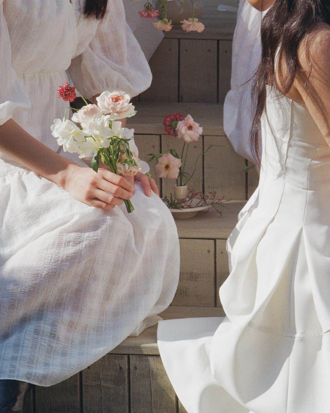 ミナ さんのインスタグラム写真 - (ミナ Instagram)「오랜만에 영상 업로드🥹 나뮤 여신님들이랑 함께한 들러리촬영👰‍♀️ YouTube #민하의소소사소 에서 만나요🧡  #blossomh_wedding」6月14日 20時22分 - blossomh_
