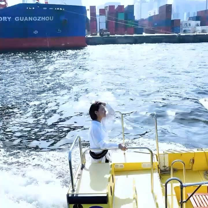 TOKYO WATER TAXIのインスタグラム：「She  may be the song that summer sings May be the chill that autumn brings May be a hundred different things Within the measure of a day 海も同じかもしれませんね。  Bay zone cruiseで映画のワンシーンのようなひと時を。 https://marine-taxi.horai.sv/tokyo-water-taxi  @tokyowatertaxi @watertaxiosaka @suitaku0701  #tokyo #watertaxi #tokyowatertaxi #bayzone #watertaxi_japan  #nottinghill  #elviscostello #she」