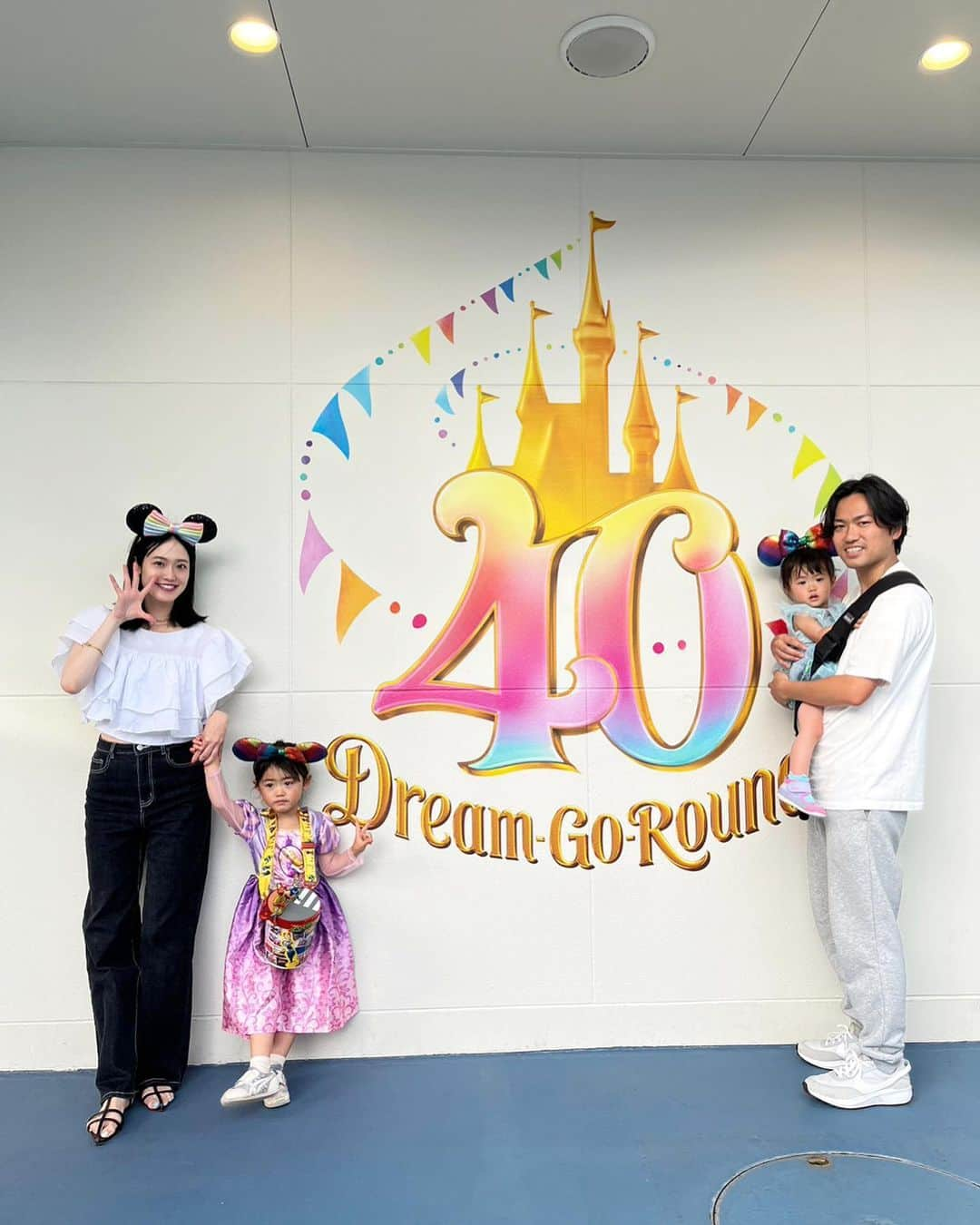 川畑ありさのインスタグラム：「義父母と家族でディズニーランドとシー行ってきた🐭🏰♡  子供達はディズニー初めてで🥰❤️ ありさとぶんちゃんもかなり久しぶり♡  丁度40周年のタイミングやったしそれも良きで♡最高に楽しめた🥺✨  ショーも見れたし乗り物もめっちゃ乗れて大満足🥺🩷  すべてはあんなちゃんが行く前に色々教えてくれたから😭😭 @ama.gori ありがとう😌💕💕  数年振りやったからあんなちゃんのアドバイスなかったらあんなにスムーズに行かんかったと思うww🥹  h/k ランドの時に着てるこのtopsはDMでも結構聞かれたんやけど、大好きな @playroom_official の♡  デニムは @kobe_lettuce 🥬 安定😉♡  #ディズニー#ディズニーコーデ #ディズニーランド #tdl #東京ディズニーランド  #ディズニー40周年 #子連れディズニー #ディズニーシー#tds #ママコーデ #コーデ #コーディネート」